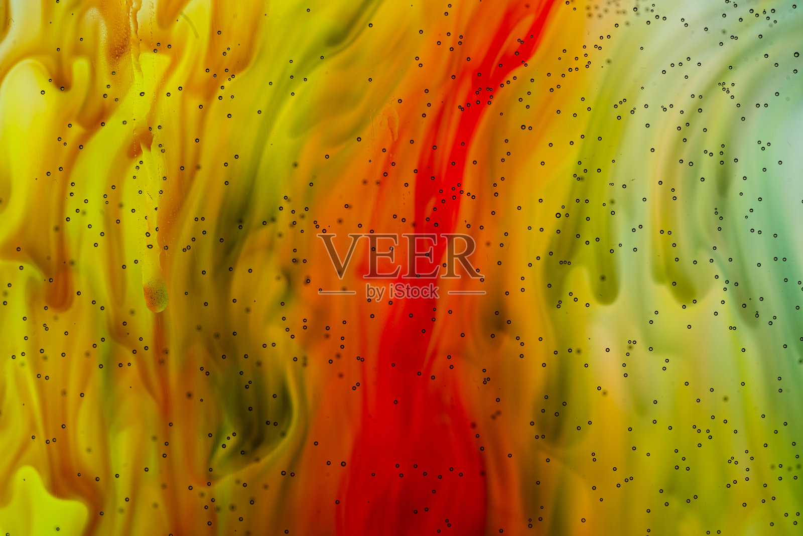 油漆在水中，多色染料溶液抽象形状照片摄影图片