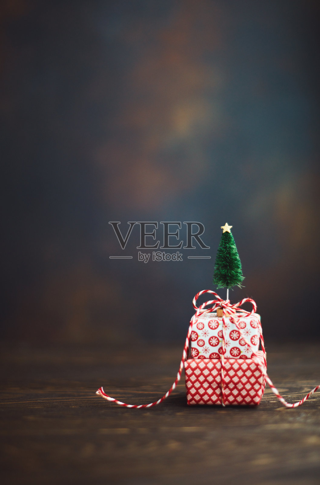 圣诞背景与礼物堆栈和小圣诞树照片摄影图片