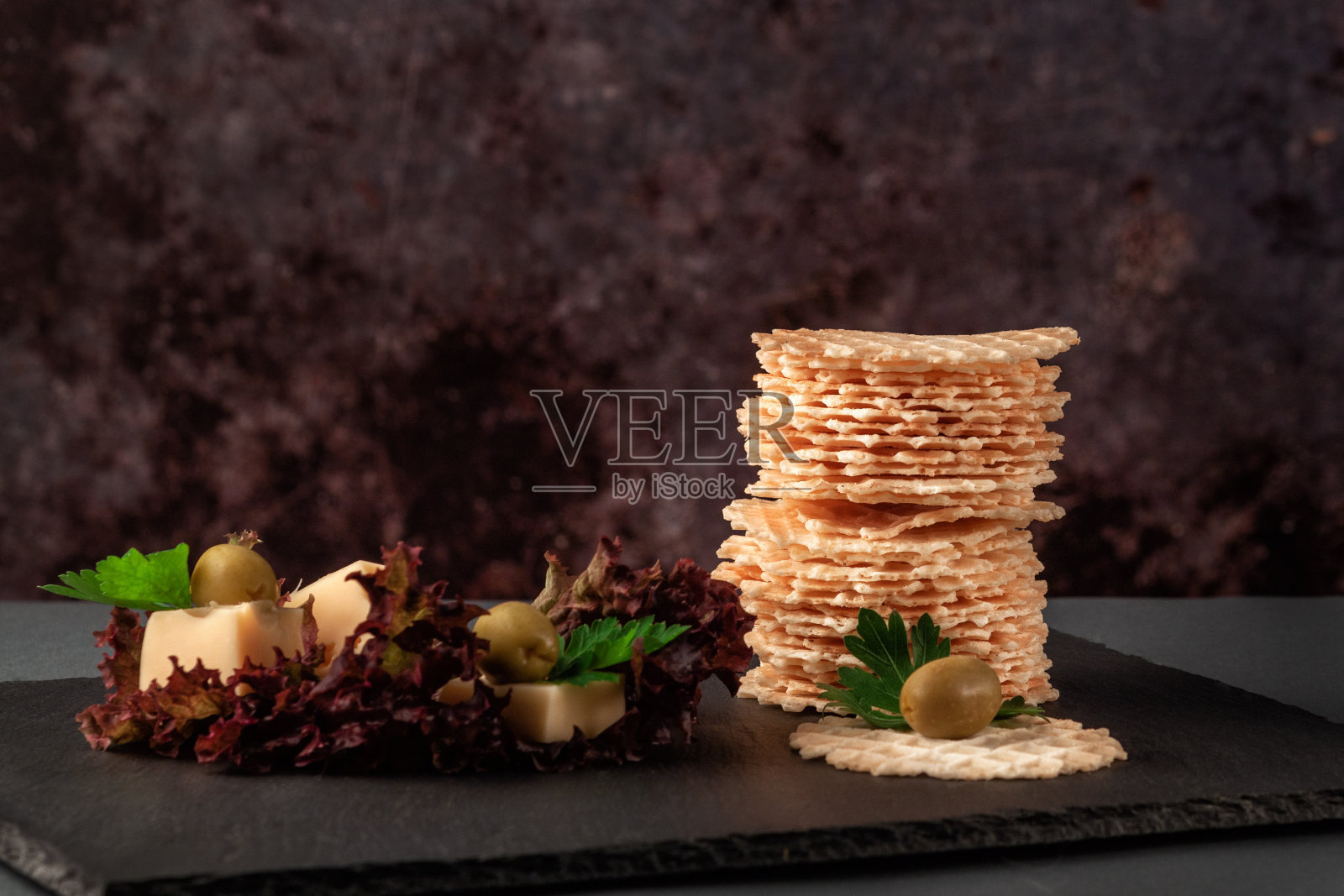 用小麦粉做成的脆饼，放在装有生菜的盘子里照片摄影图片