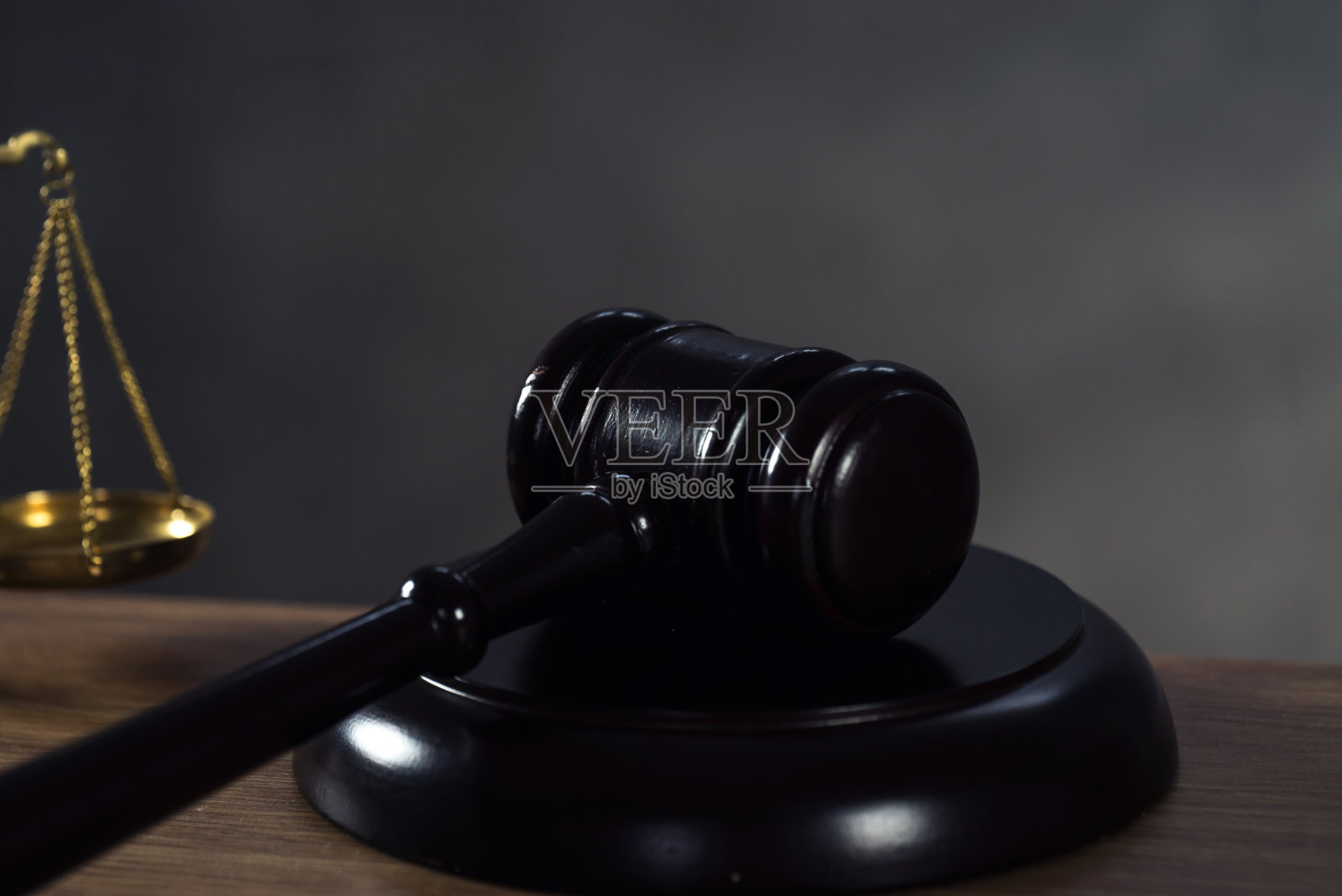 法律与正义的概念。法官的木槌，书本，正义的天平。灰色的石头背景，反射在地板上，排印的地方。法庭上的主题。照片摄影图片