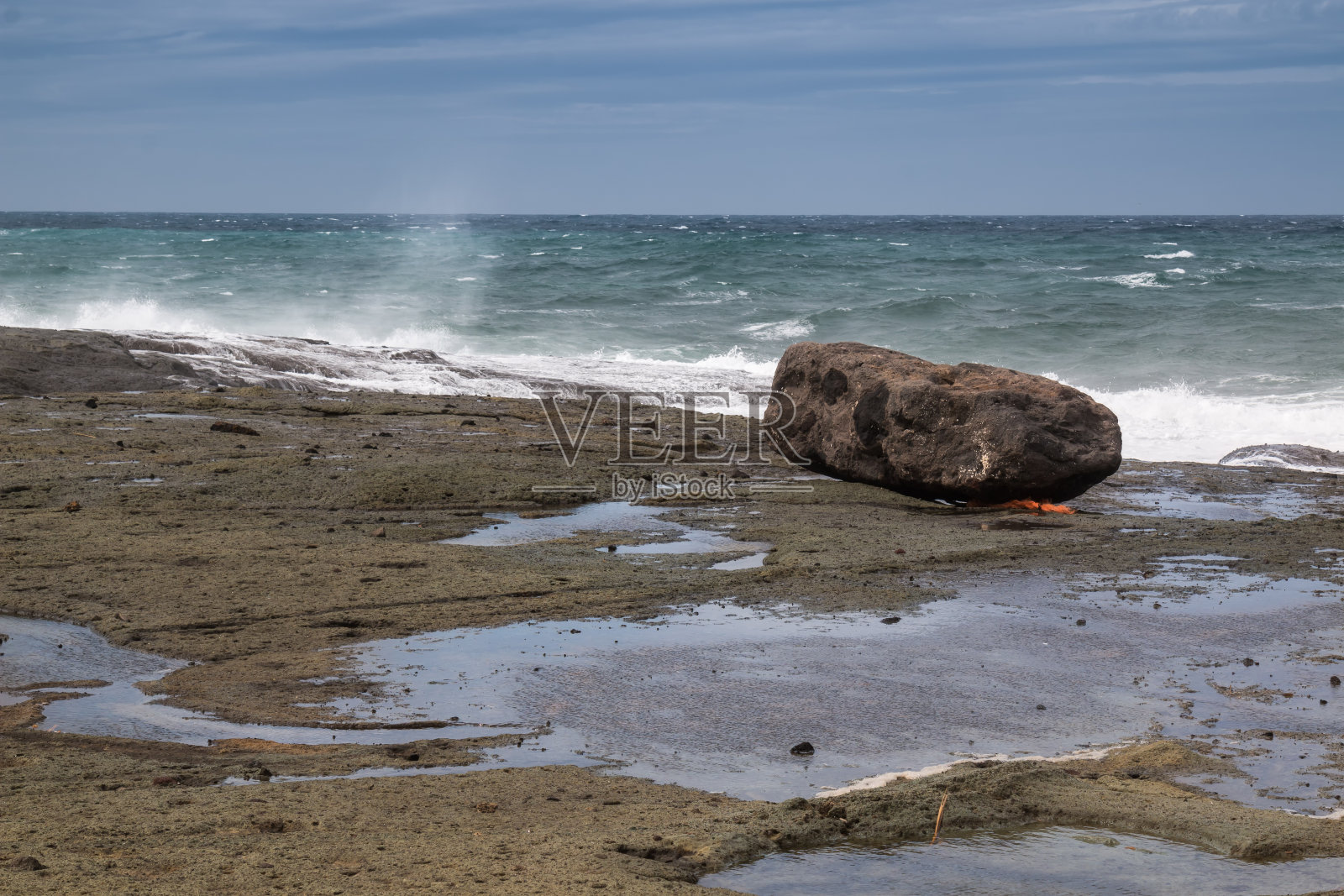 意大利撒丁岛，岸边有水坑和岩石照片摄影图片