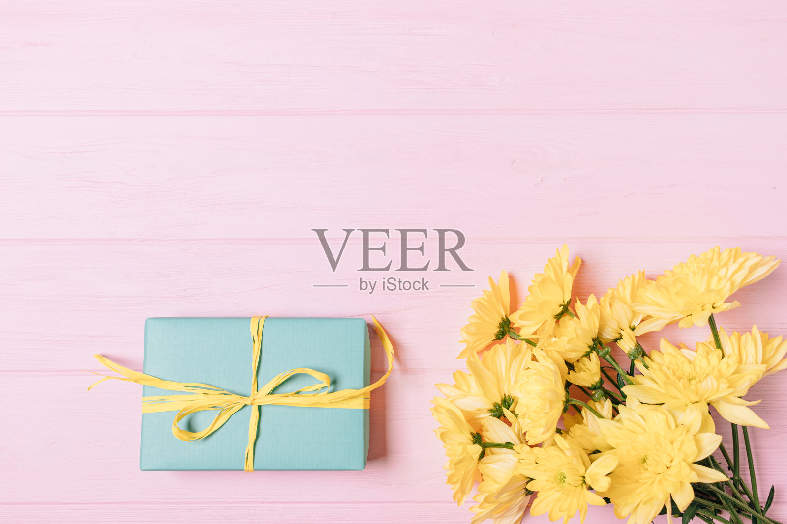 礼盒旁边是一束鲜花照片摄影图片