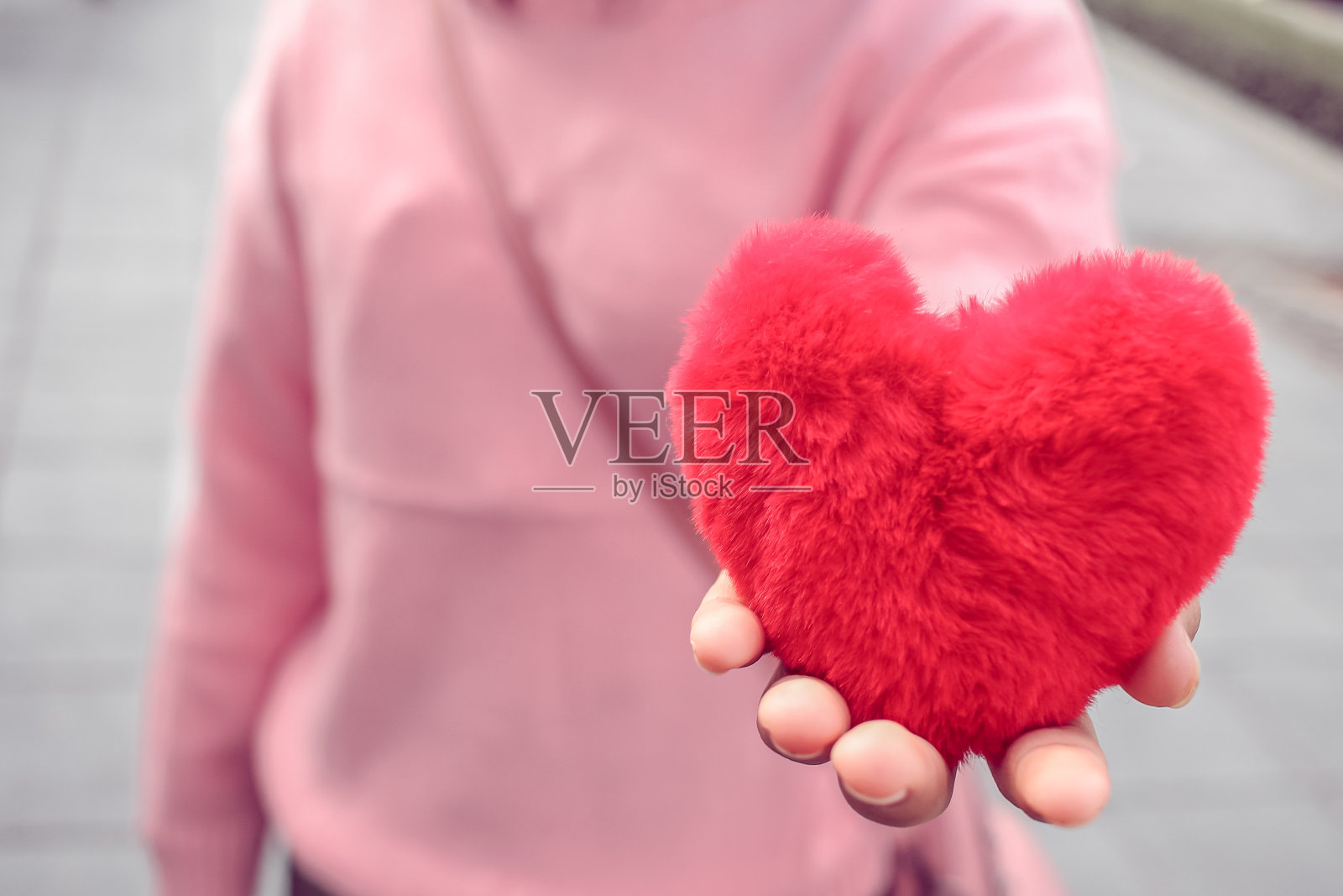 红心粉衬衫女人的手照片摄影图片