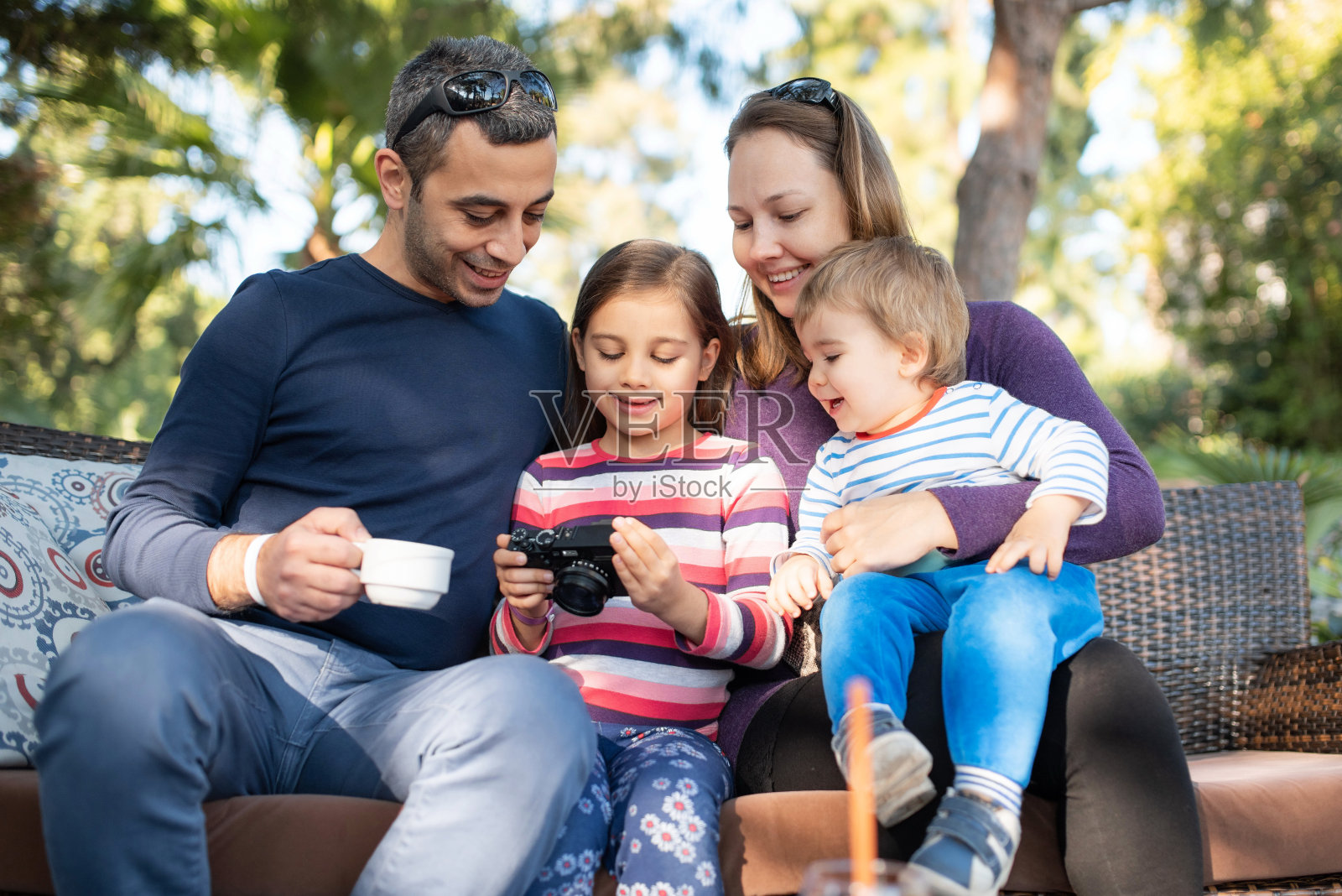 与孩子们一起享受户外时光的幸福家庭照片摄影图片