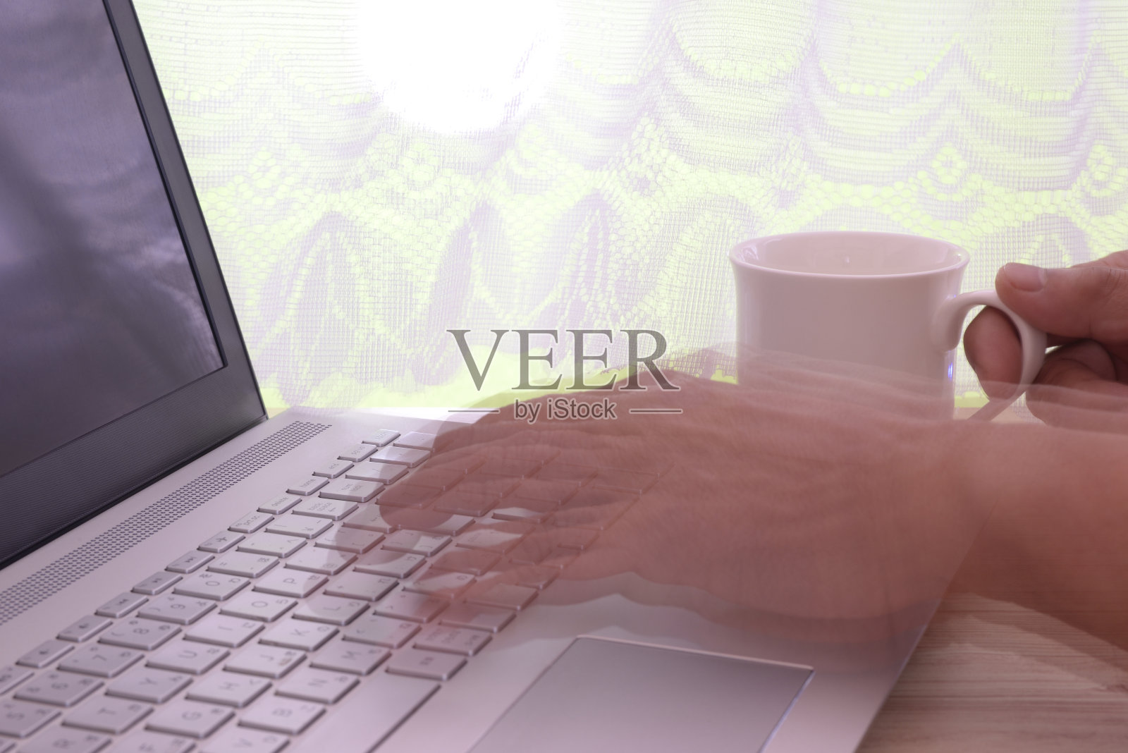 高级手打字与笔记本电脑照片摄影图片