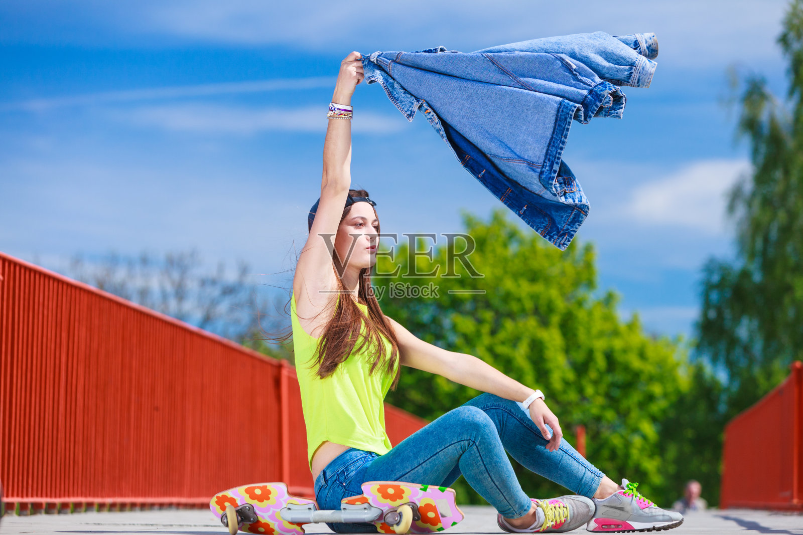 在街上玩滑板的少女照片摄影图片