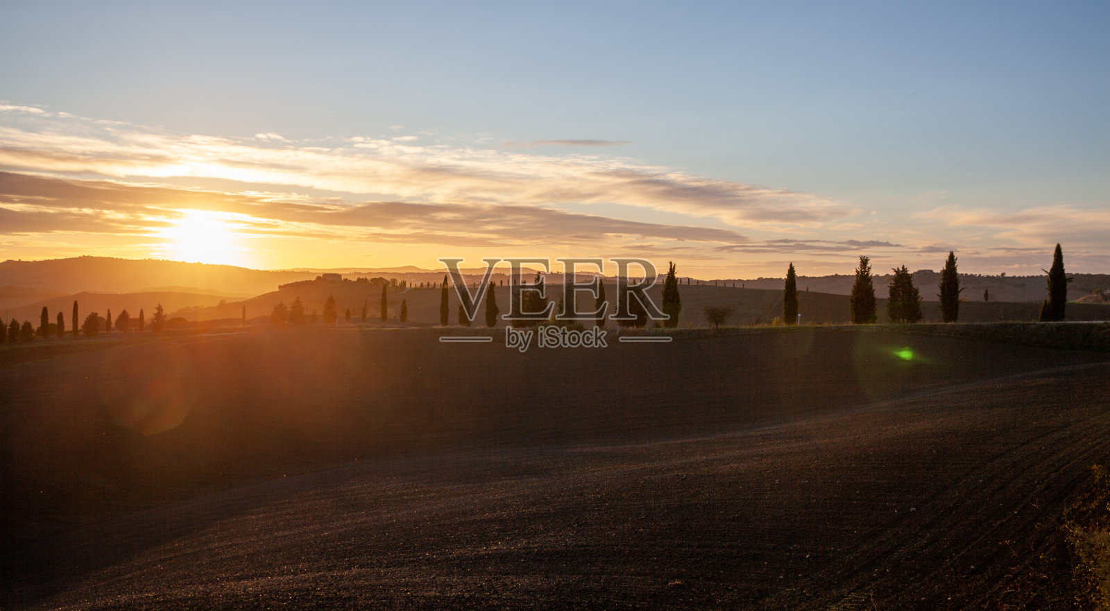 托斯卡纳柏树的剪影在傍晚日落天空风景的皮恩扎照片摄影图片