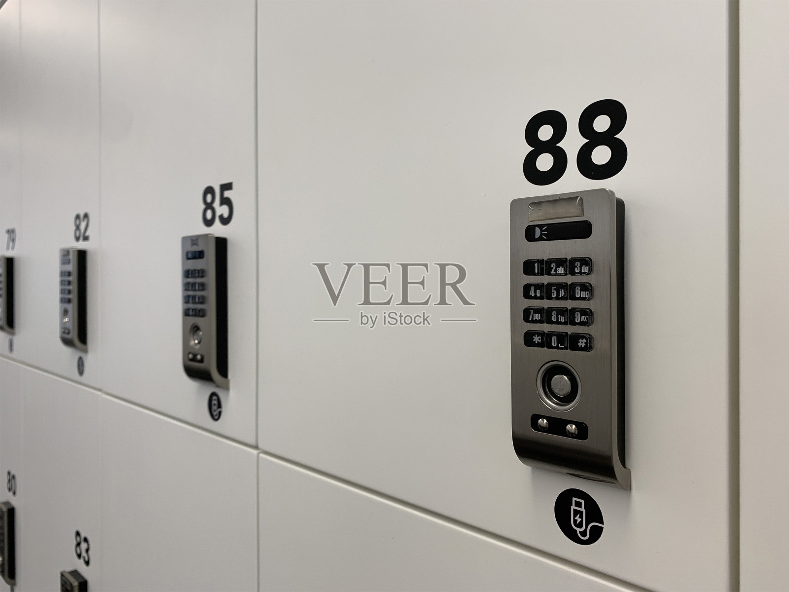 近距离观看数字储物柜。照片摄影图片