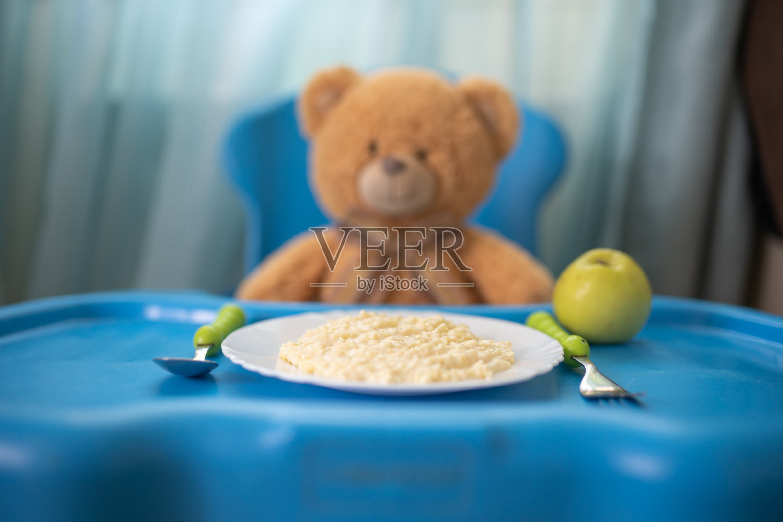 泰迪熊吃粥照片摄影图片
