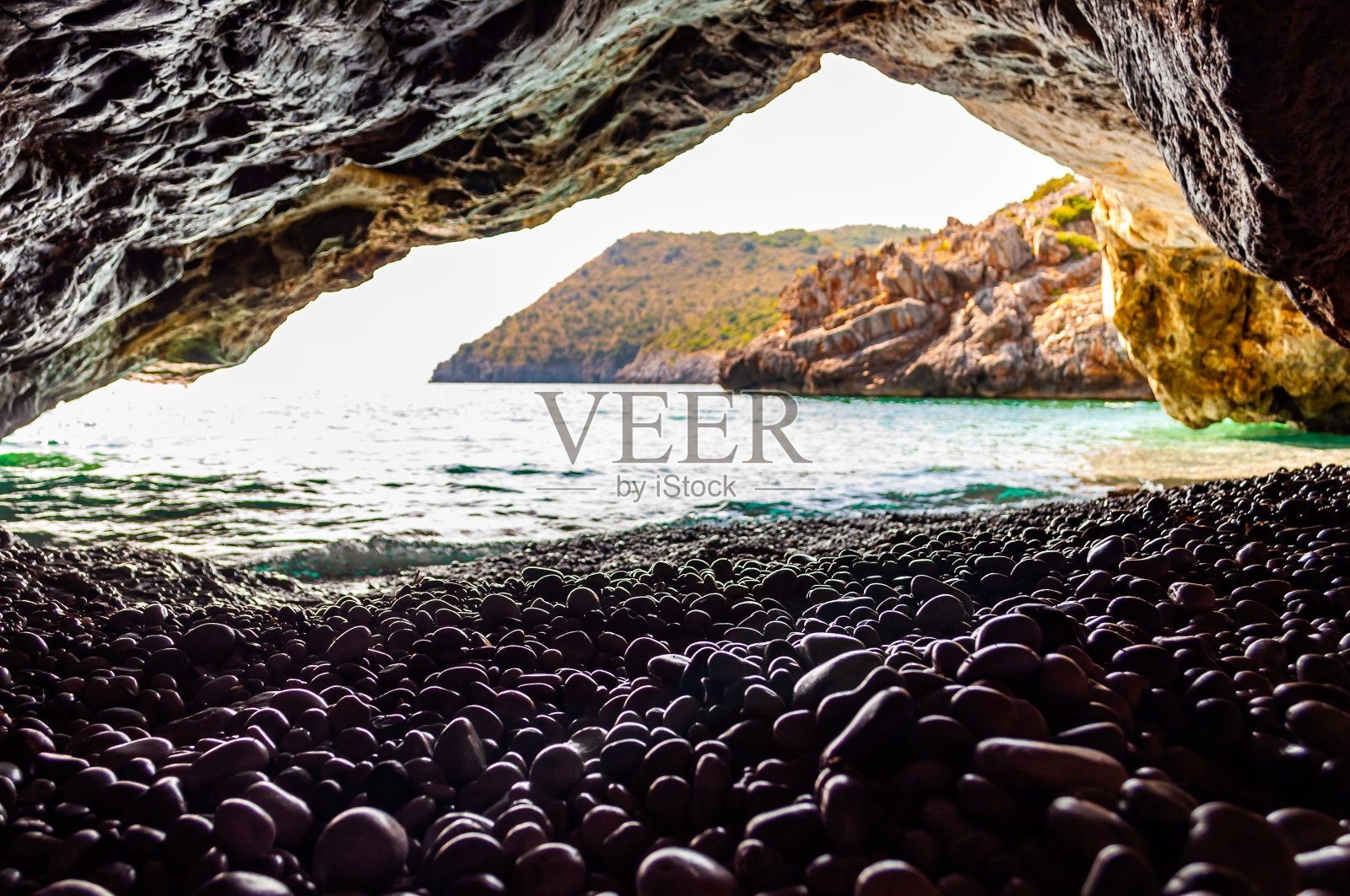 从独特的岩洞俯瞰卡拉比安卡海滩的壮丽海景照片摄影图片