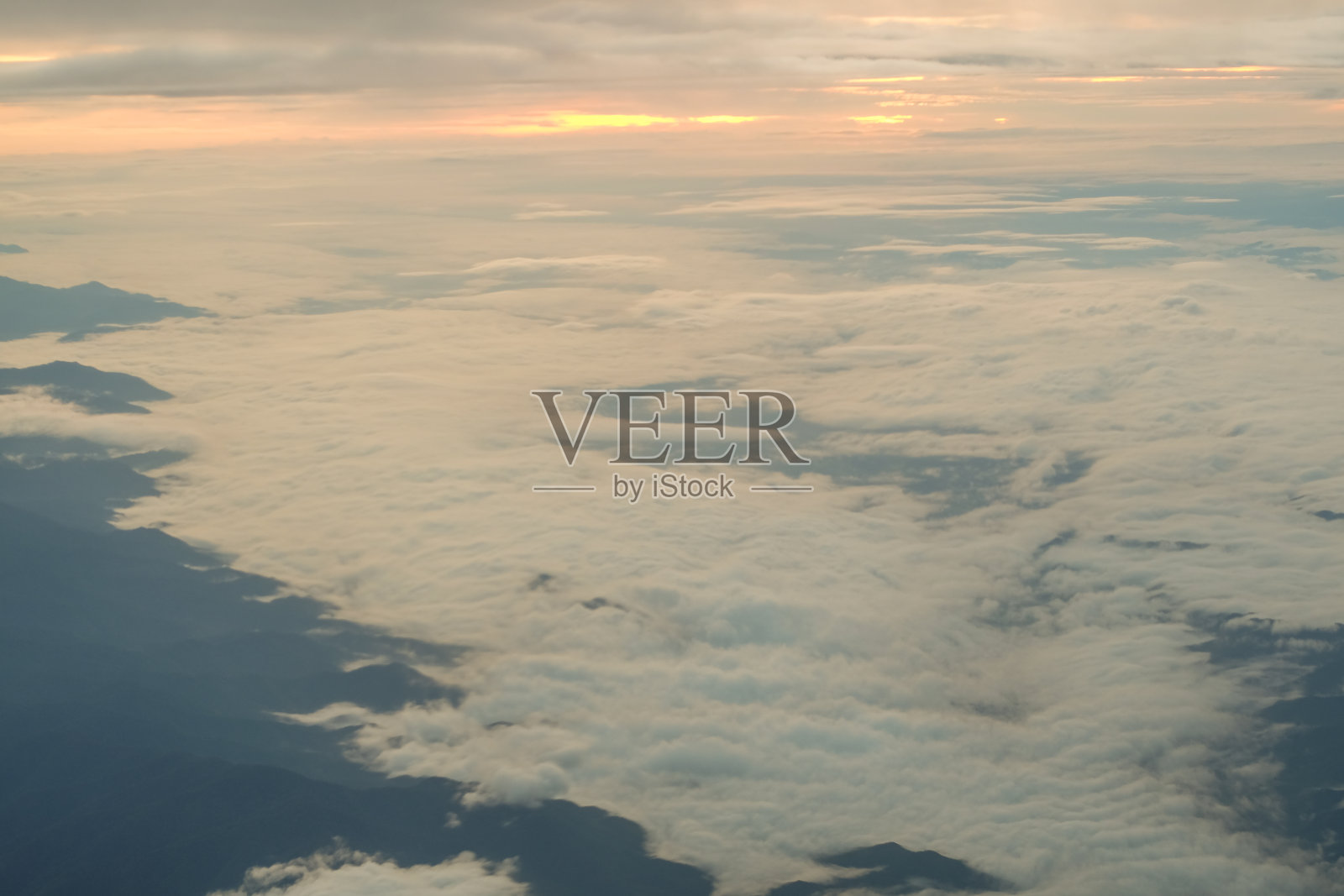 日出云之上照片摄影图片