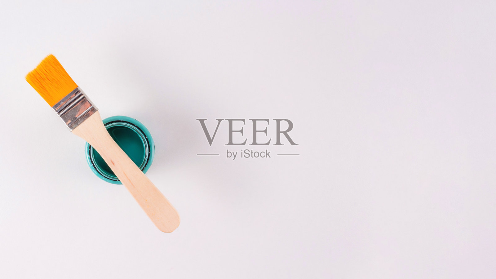 油漆罐顶部的笔刷照片摄影图片