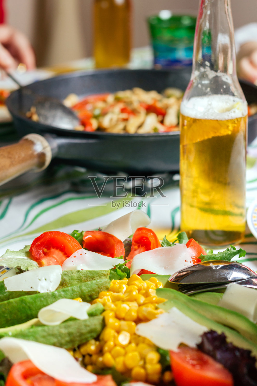 鳄梨沙拉和平底锅配墨西哥菜照片摄影图片