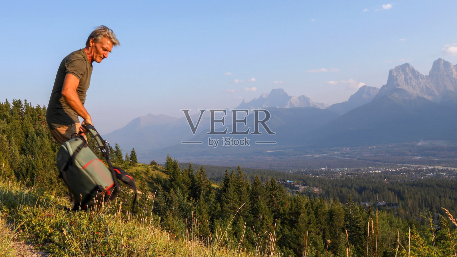 成熟的男人在日出时沿着山脊徒步照片摄影图片