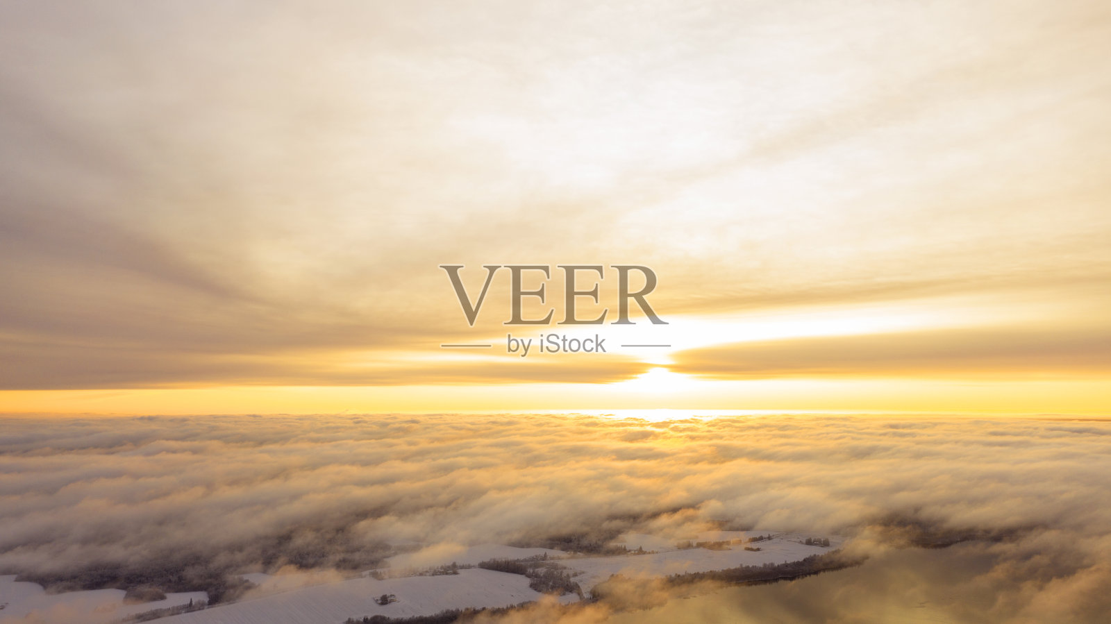 蓝天白云。前视图。从无人机。鸟瞰图。鸟瞰图云图。纹理的云。从以上观点。日出或日落在云上照片摄影图片