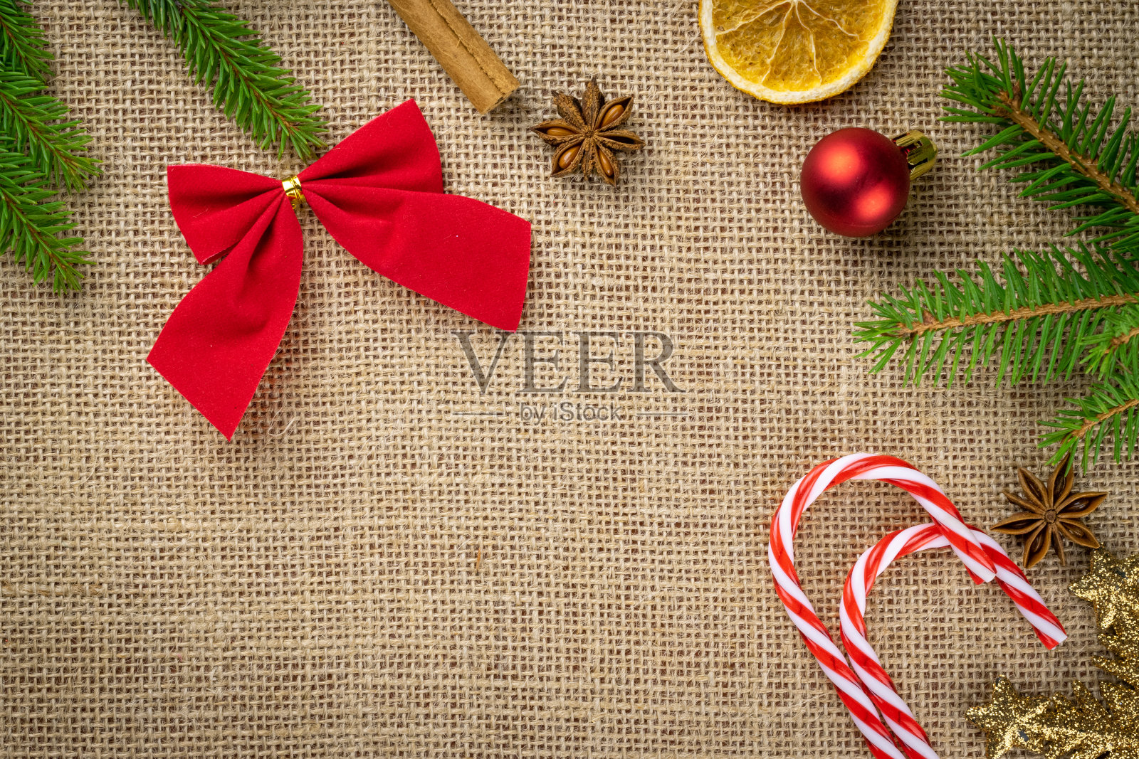 新年背景：红色装饰品，亚麻纹理，圣诞节庆典图案，节日概念banner照片摄影图片