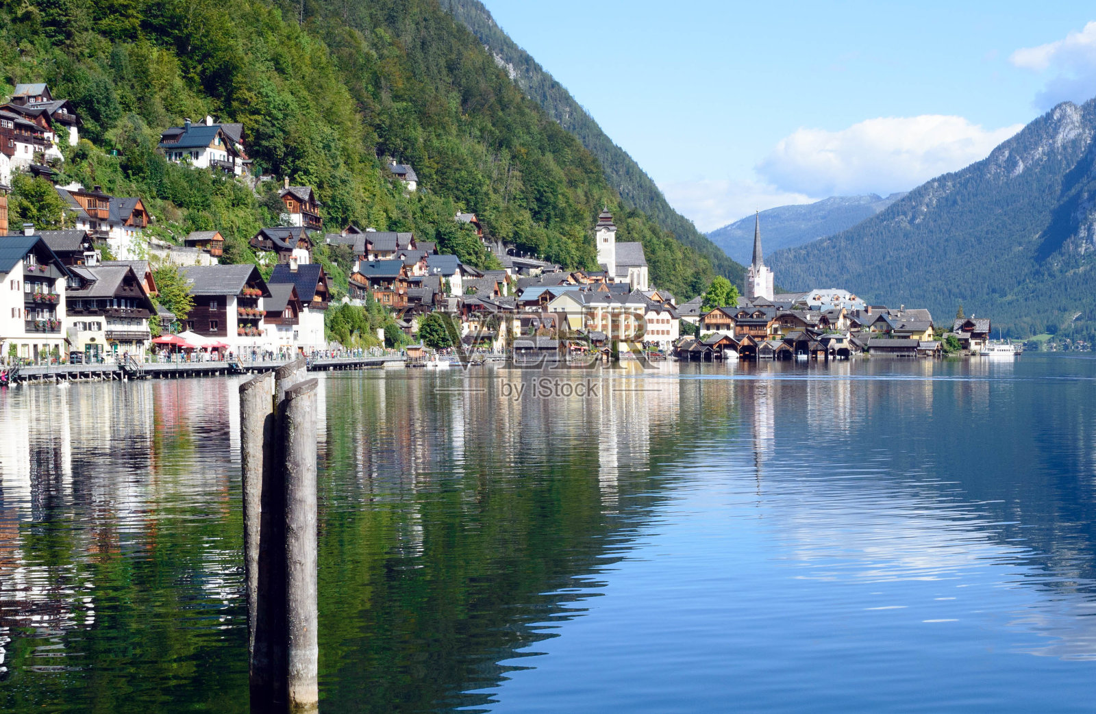一个温暖的秋日，奥地利阿尔卑斯山著名的山村照片摄影图片