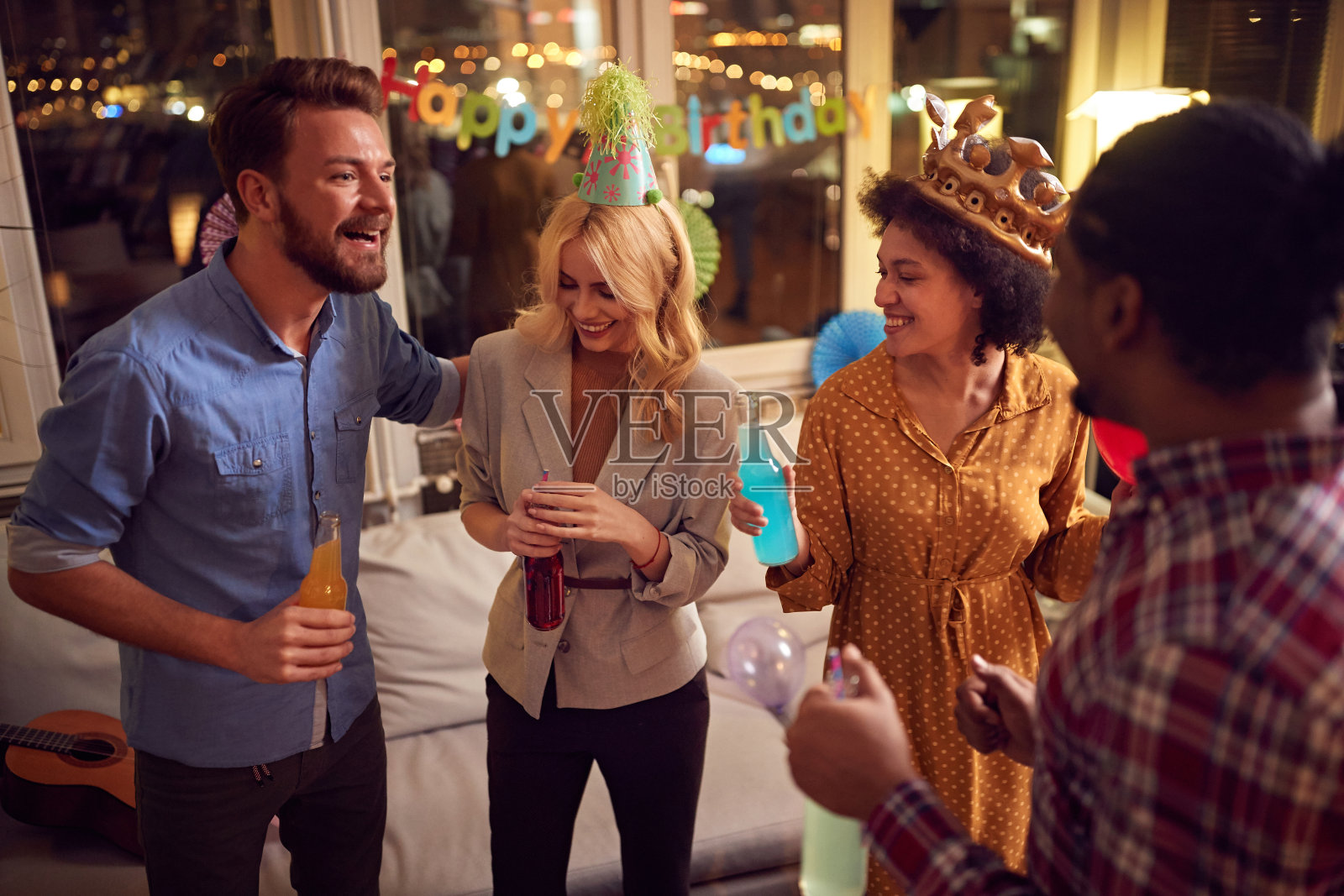 生日聚会。微笑的朋友庆祝生日照片摄影图片