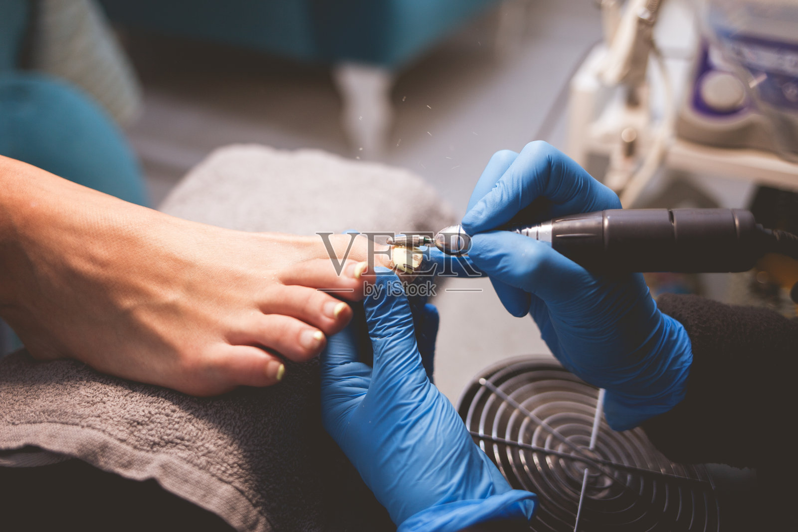 修脚师傅在涂指甲油前先抛光指甲照片摄影图片