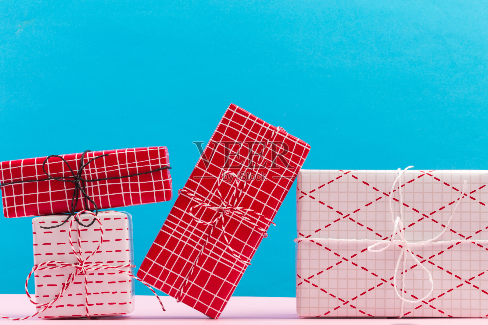 圣诞礼物盒在一个浅蓝色的背景照片摄影图片