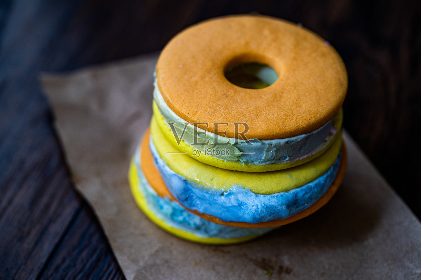 自制彩色冰淇淋夹心甜甜圈照片摄影图片