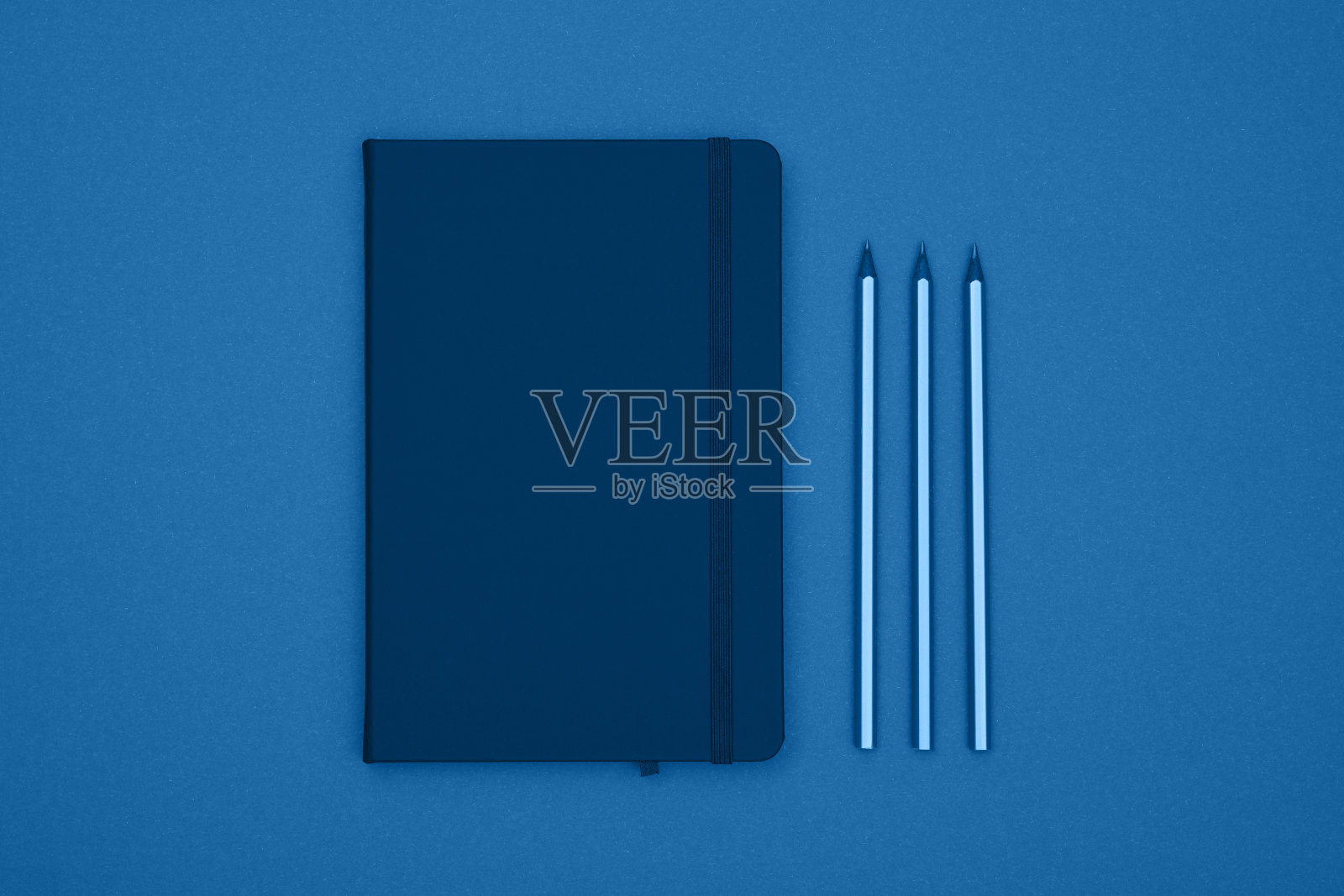 关闭皮革封面笔记本平铺在蓝色照片摄影图片