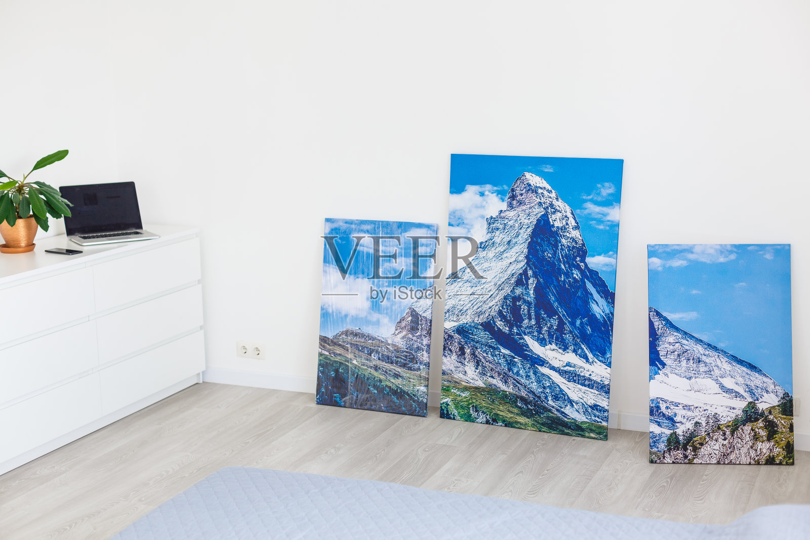 那幅画就站在墙边照片摄影图片