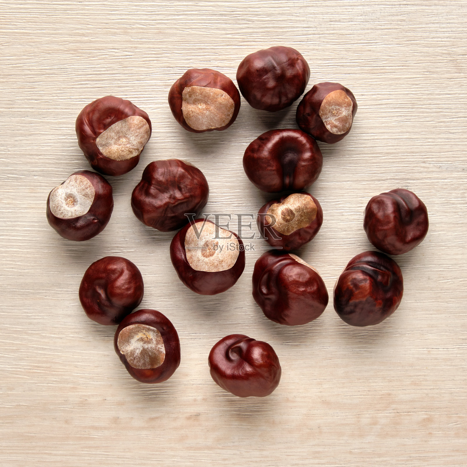 木头背景上的栗子特写。平躺，俯视图照片摄影图片