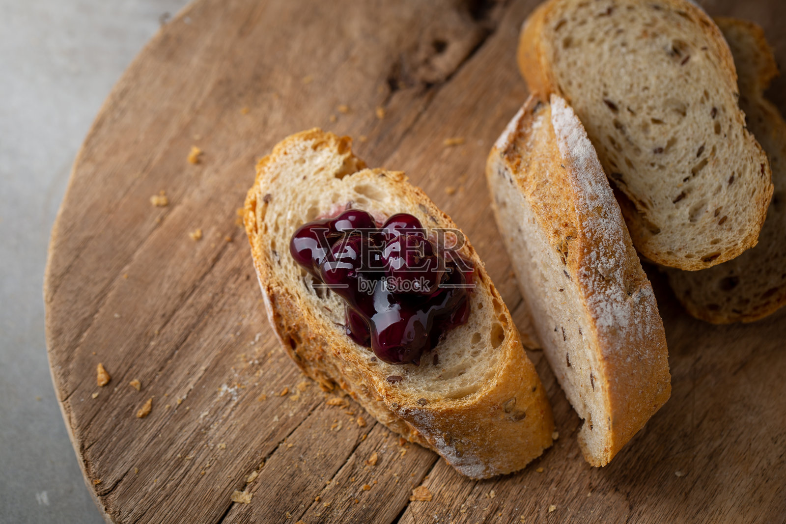 新鲜自制蓝莓果酱法式长棍面包片照片摄影图片