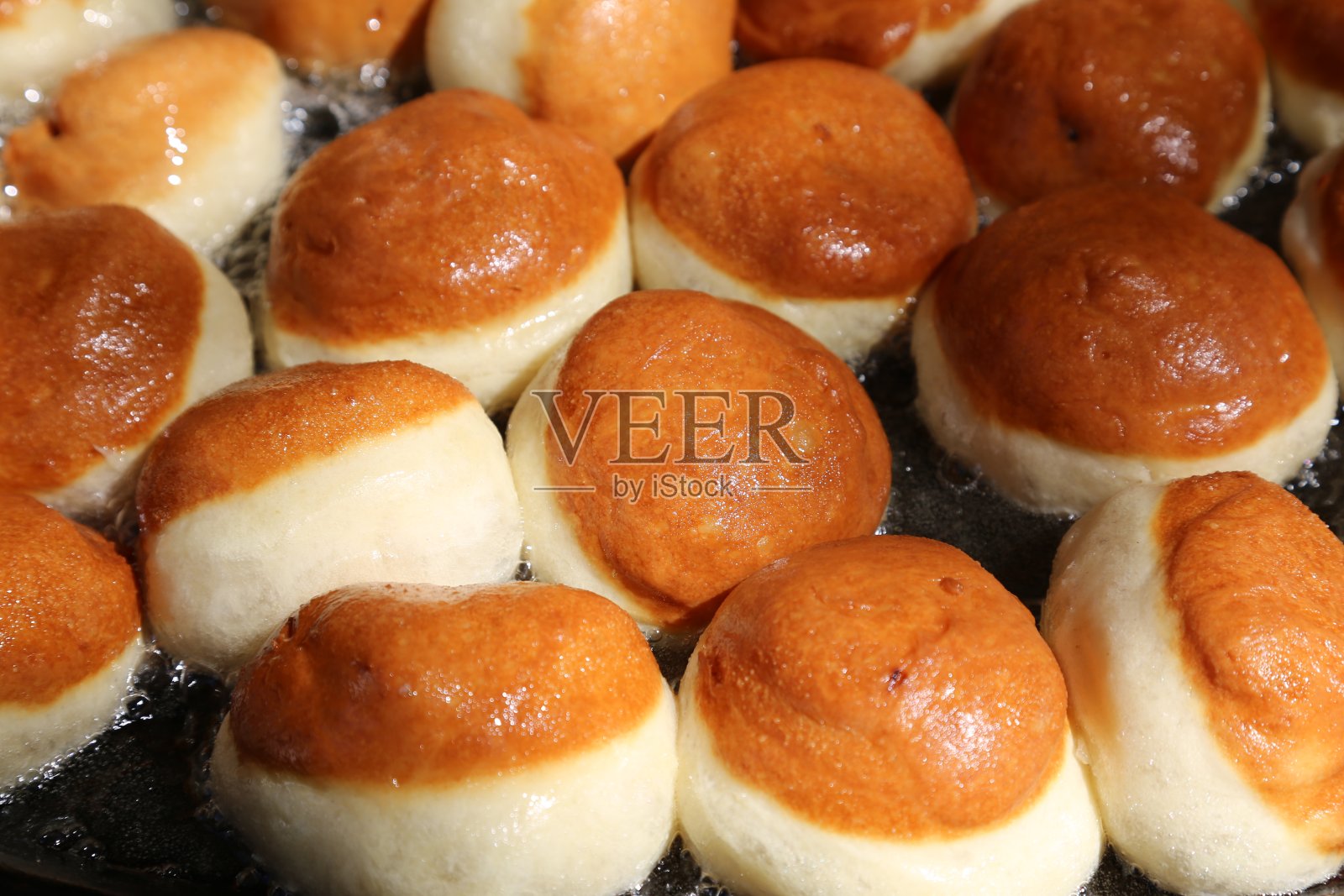 脆皮嘉年华油炸甜甜圈在新年活动照片摄影图片