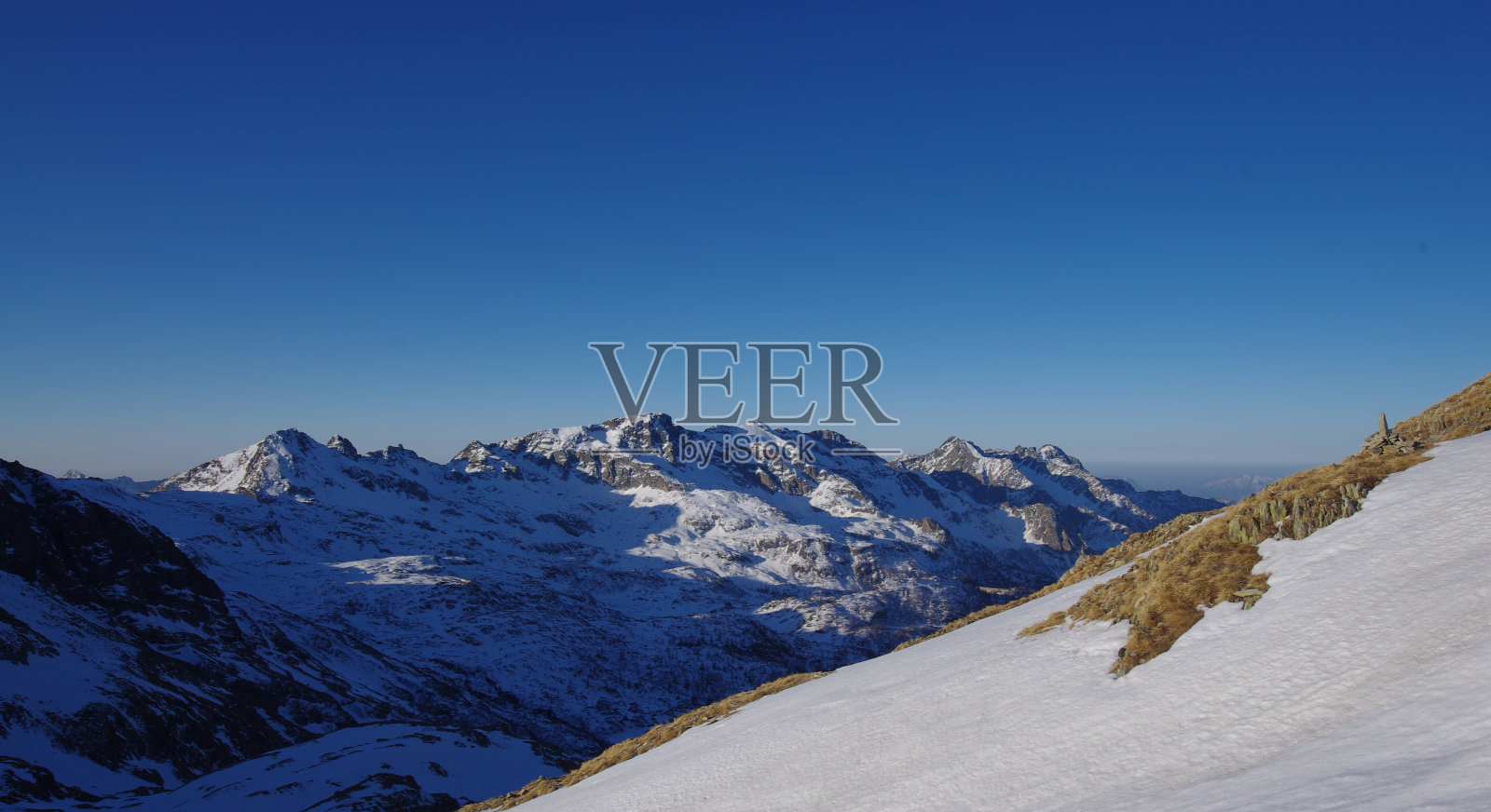 意大利阿尔卑斯山。从Diavolo di Tenda峰看到的山景。照片摄影图片