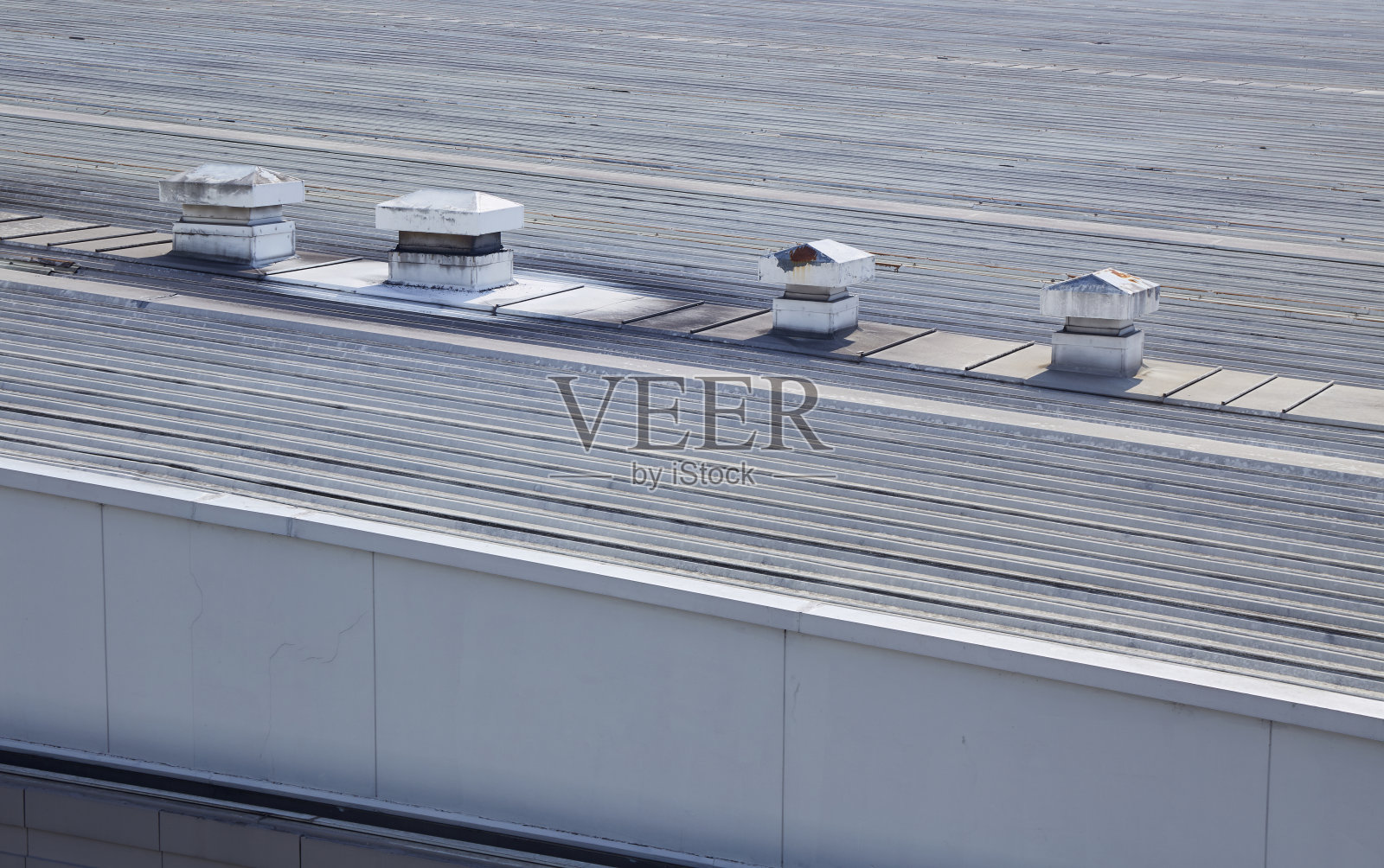 屋顶上有通风装置照片摄影图片