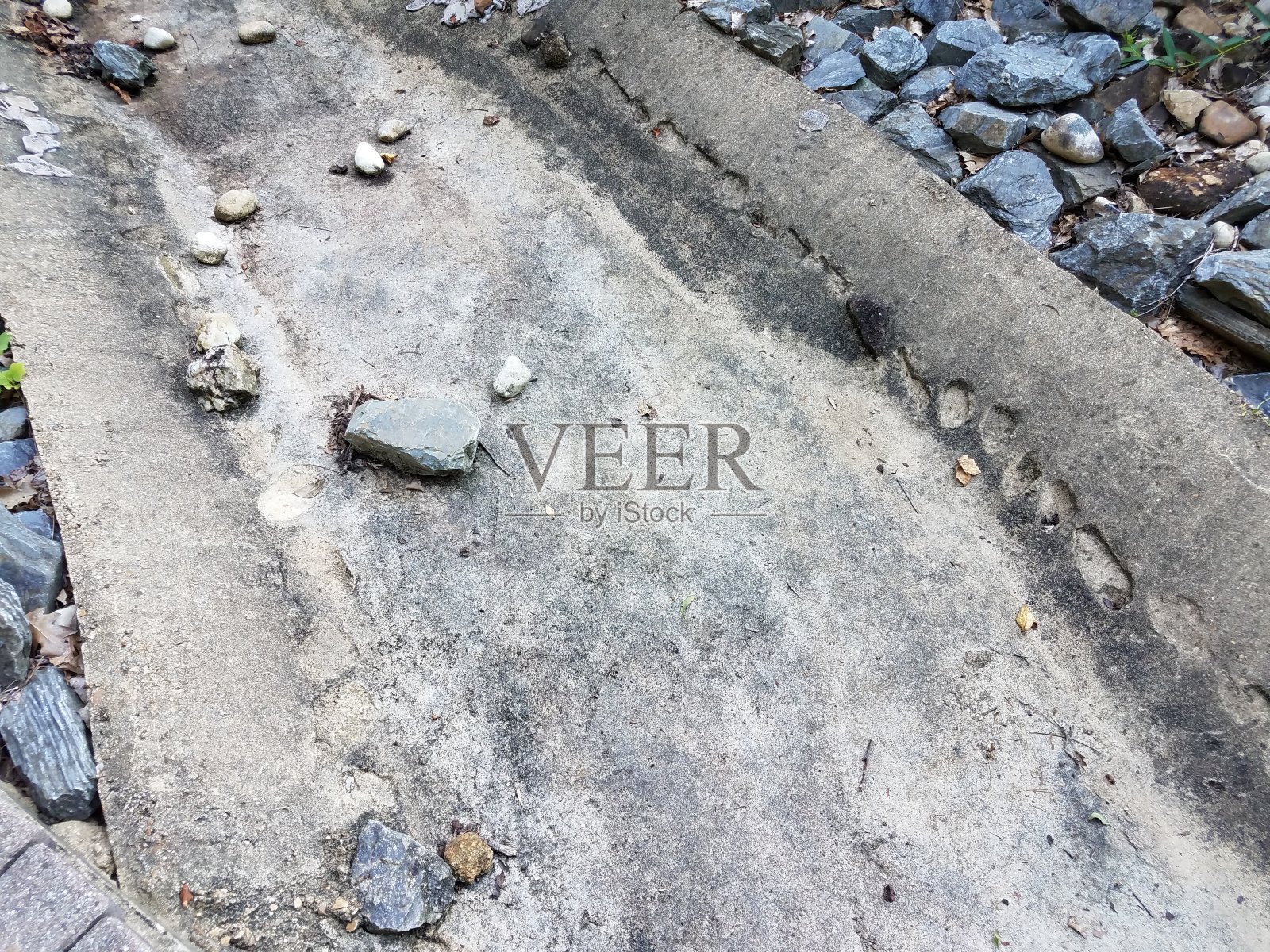 水泥或混凝土水沟与岩石或石头照片摄影图片