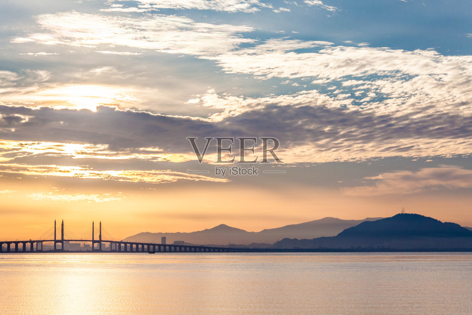 马来西亚乔治城岸边的槟城大桥照片摄影图片