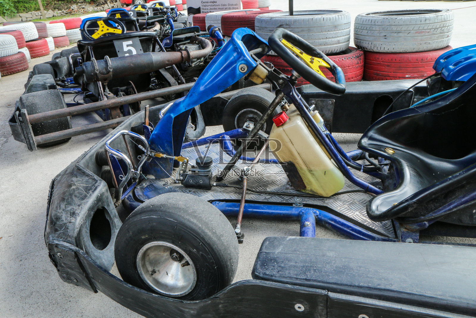 卡丁车赛道上的照片照片摄影图片