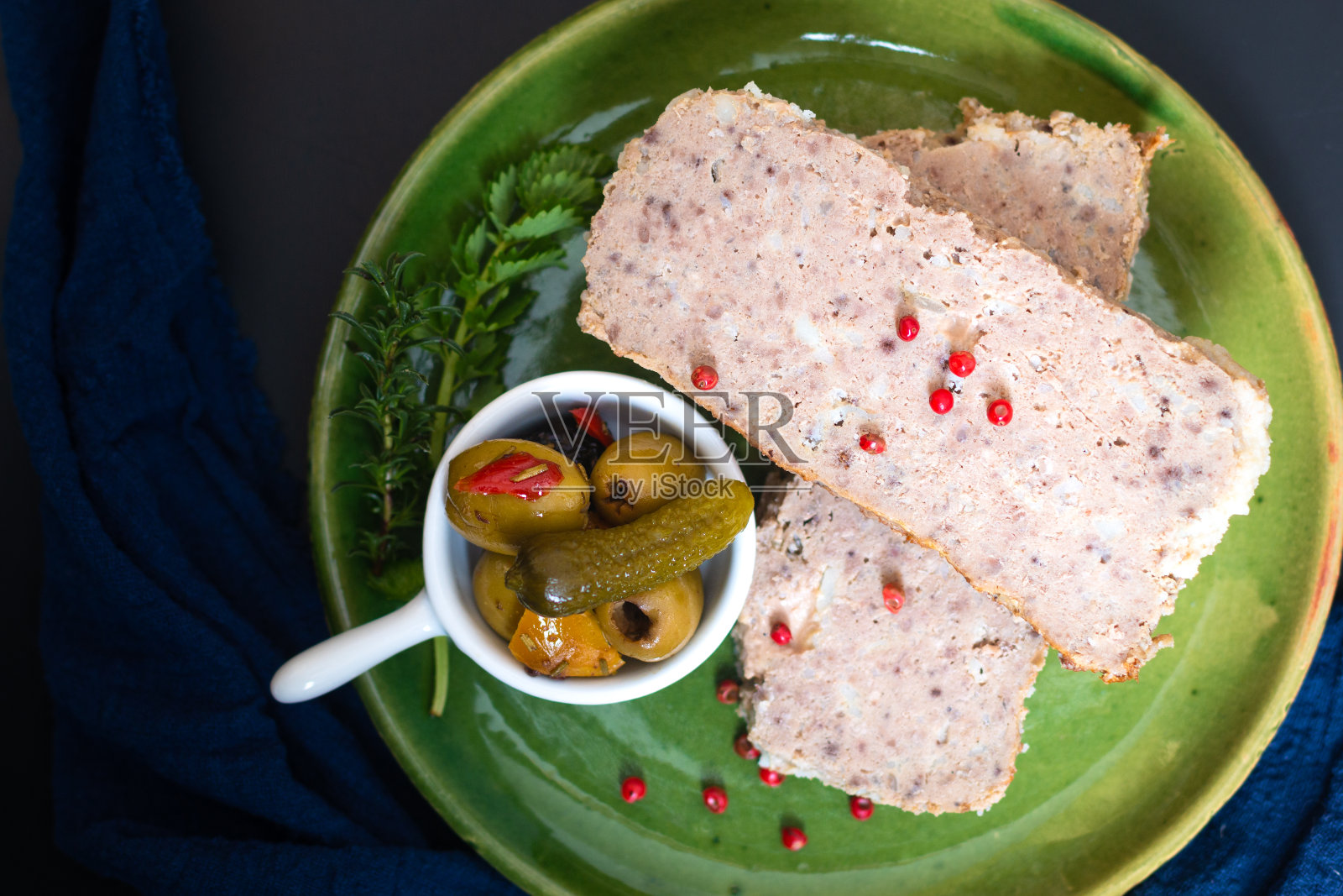 法式肉馅卷饼或肉酱在绿色的菜与复制空间照片摄影图片