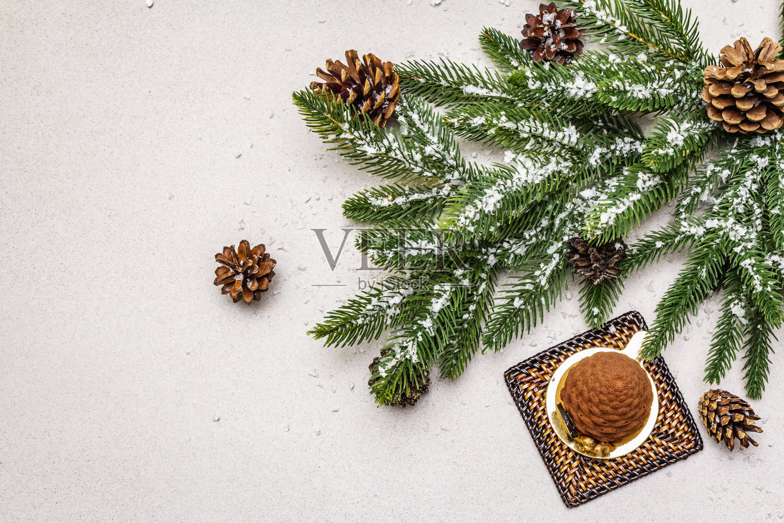 圣诞冷杉蛋筒形状的节日甜点。新年甜食的概念照片摄影图片