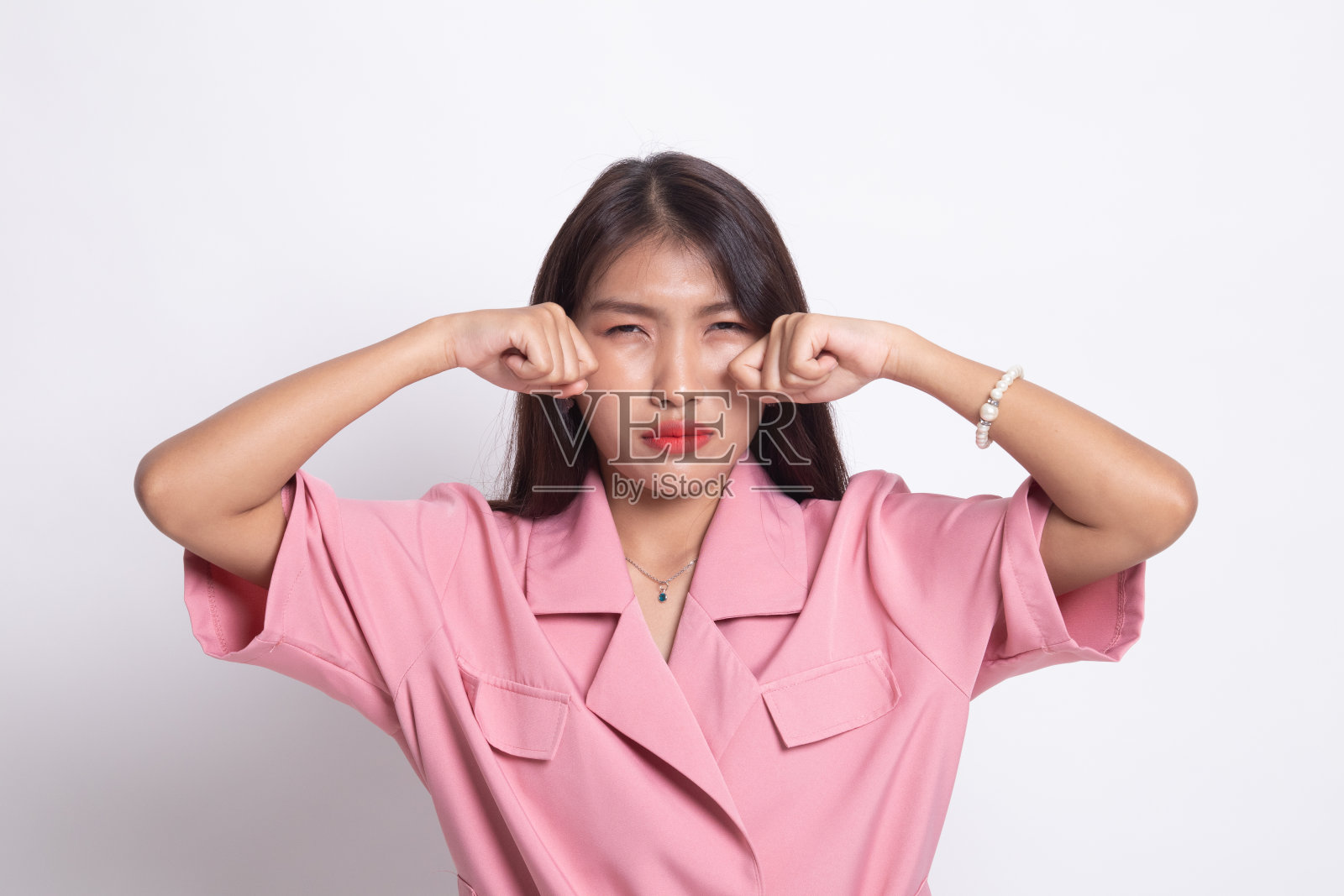 年轻的亚洲女人伤心和哭泣。照片摄影图片