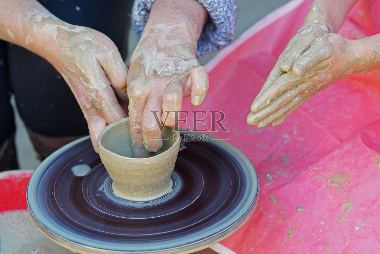 在保加利亚向年轻学生教授陶瓷加工照片摄影图片