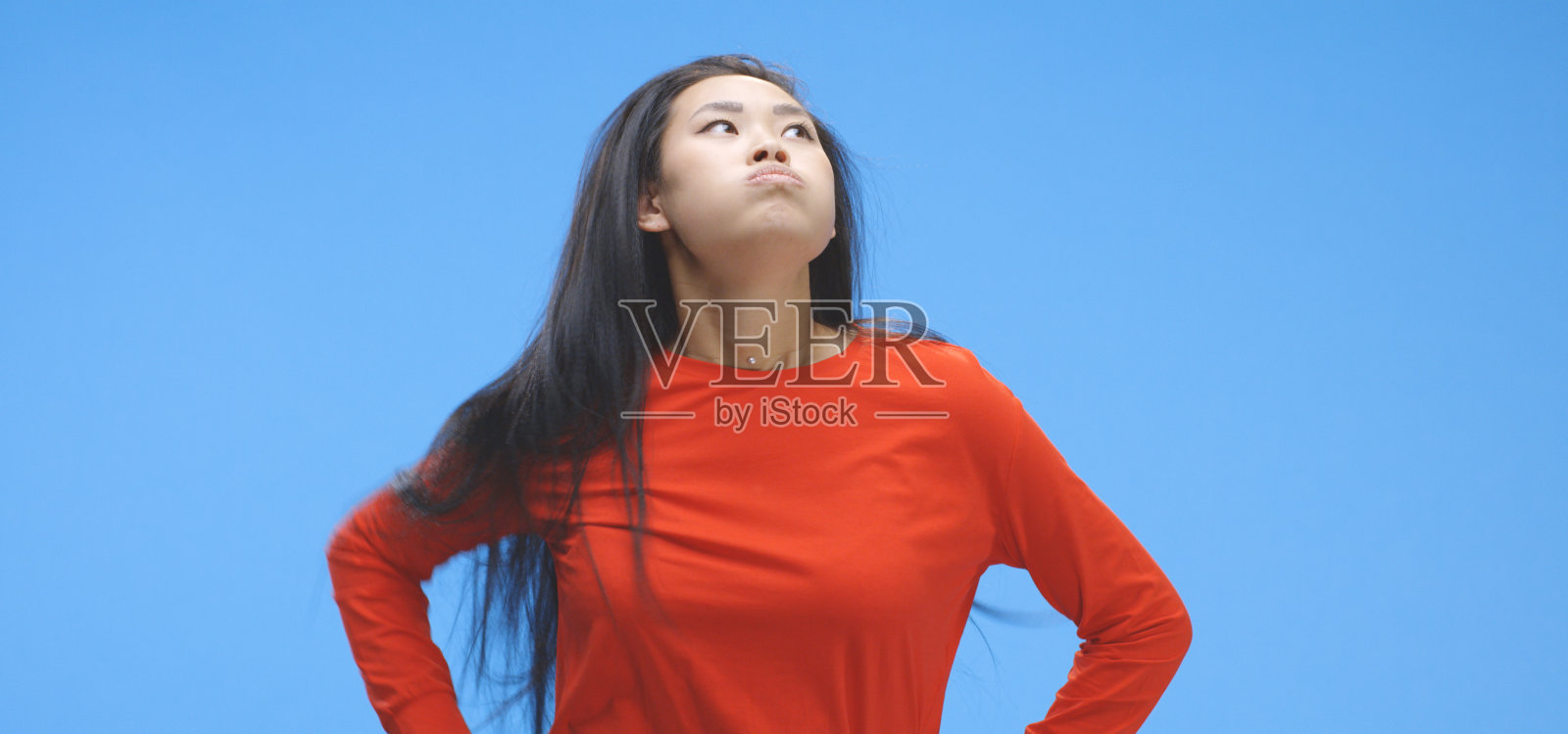 年轻女子很失望照片摄影图片