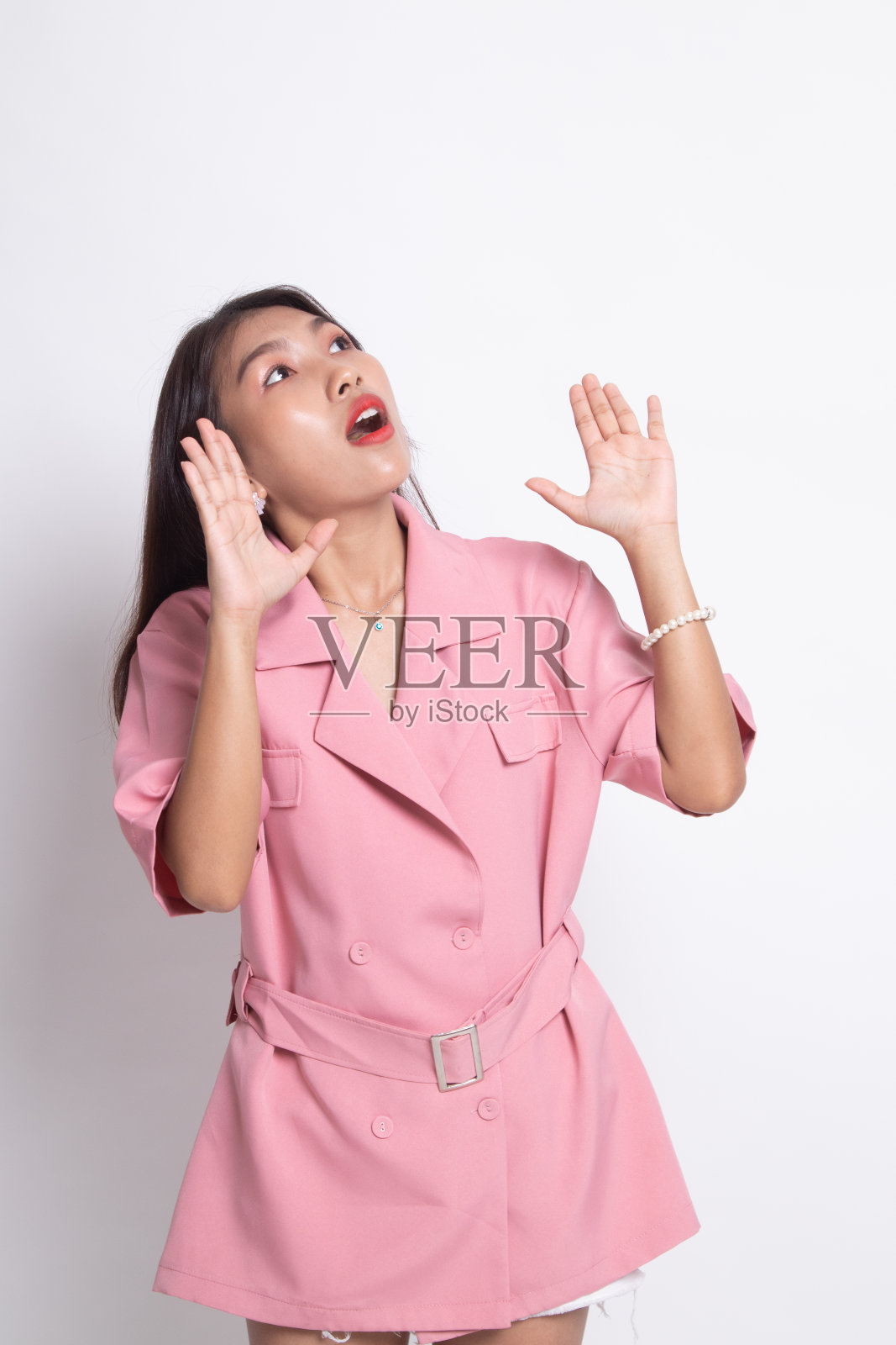 年轻的亚洲女子兴奋地抬起头。照片摄影图片