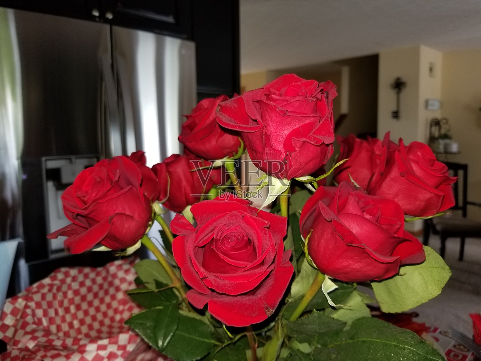 家里有一束鲜红的玫瑰照片摄影图片