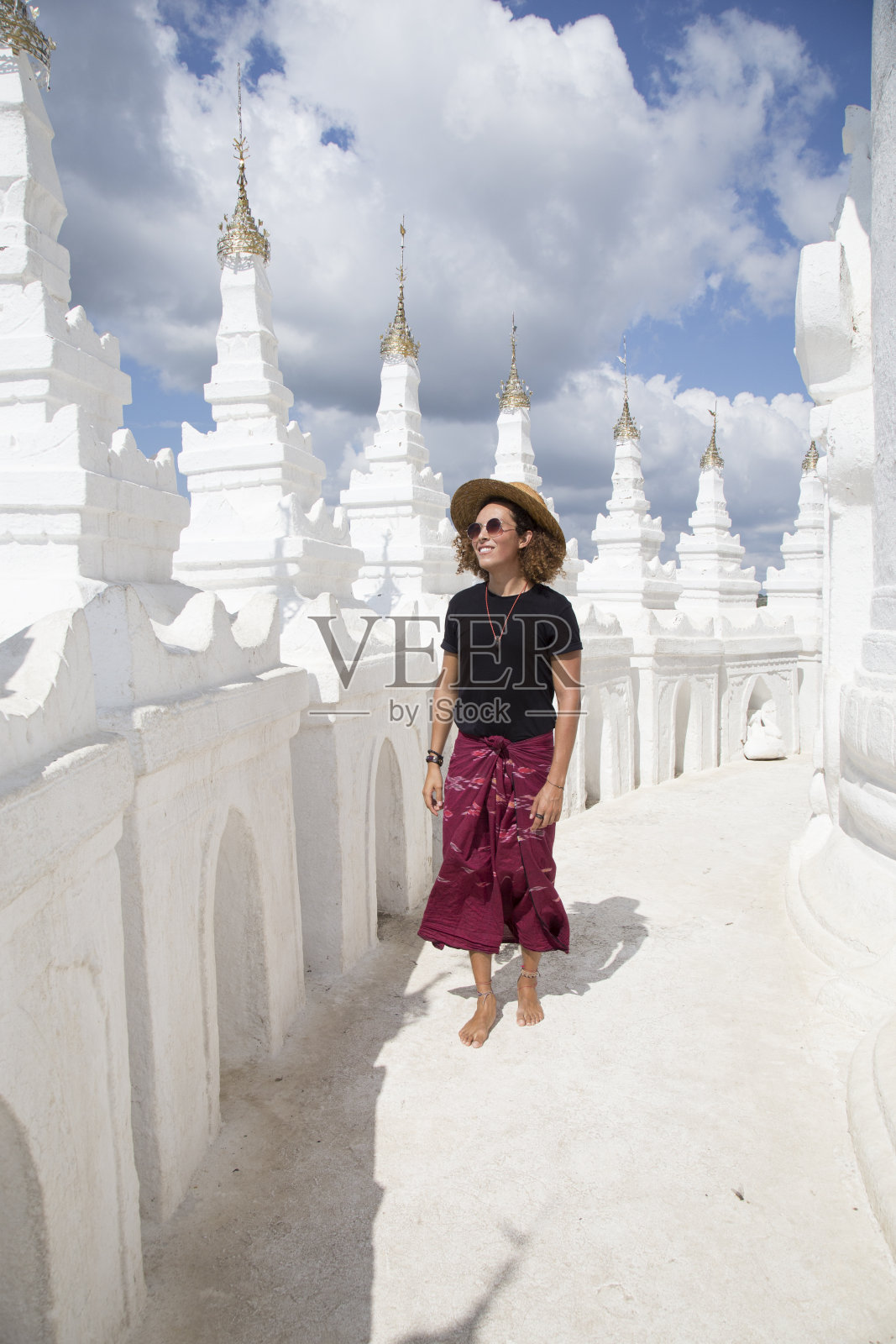一位穿着缅甸传统服饰的年轻男子，在缅甸的新比美塔照片摄影图片