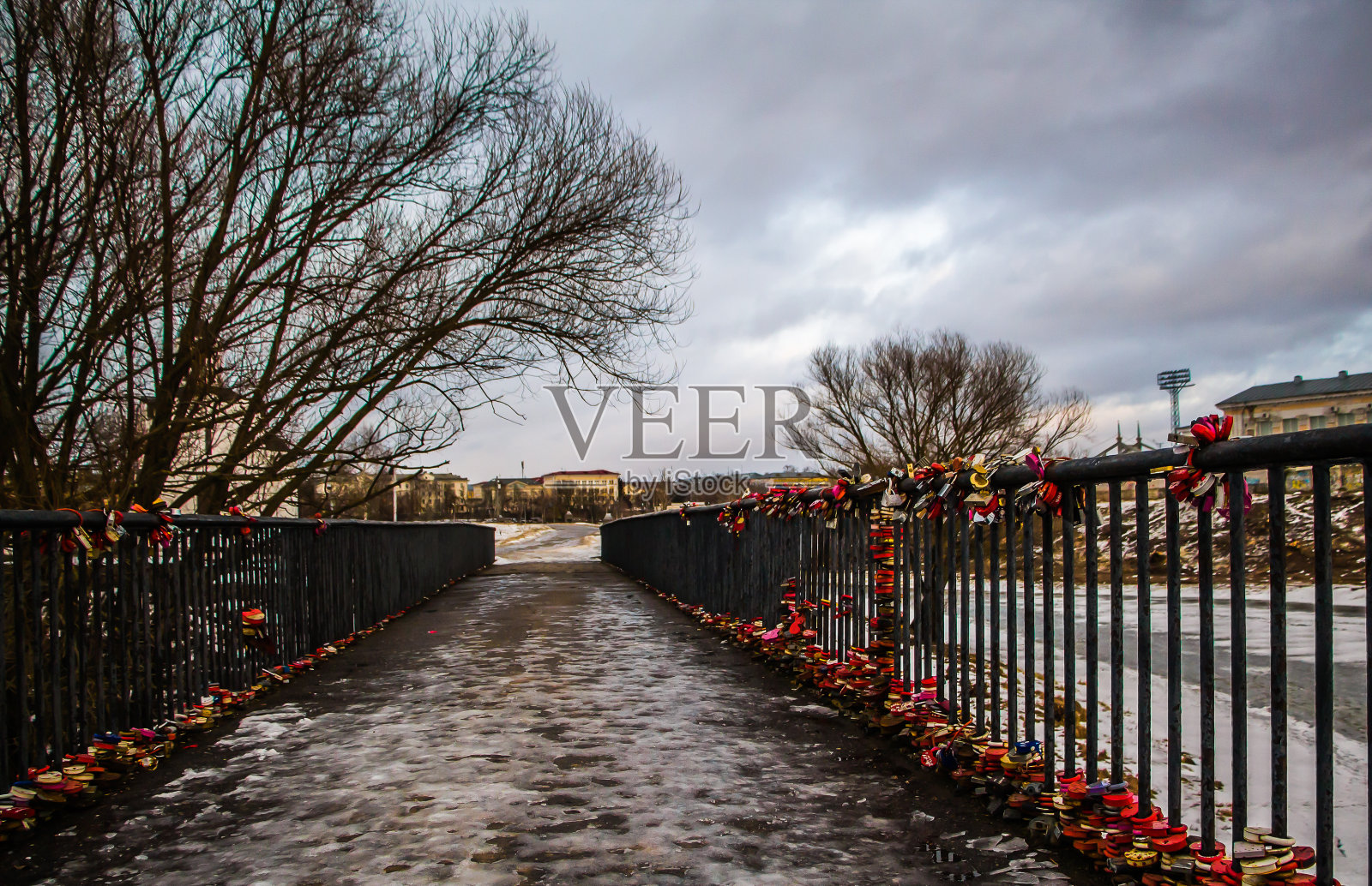 桥上的情侣锁照片摄影图片