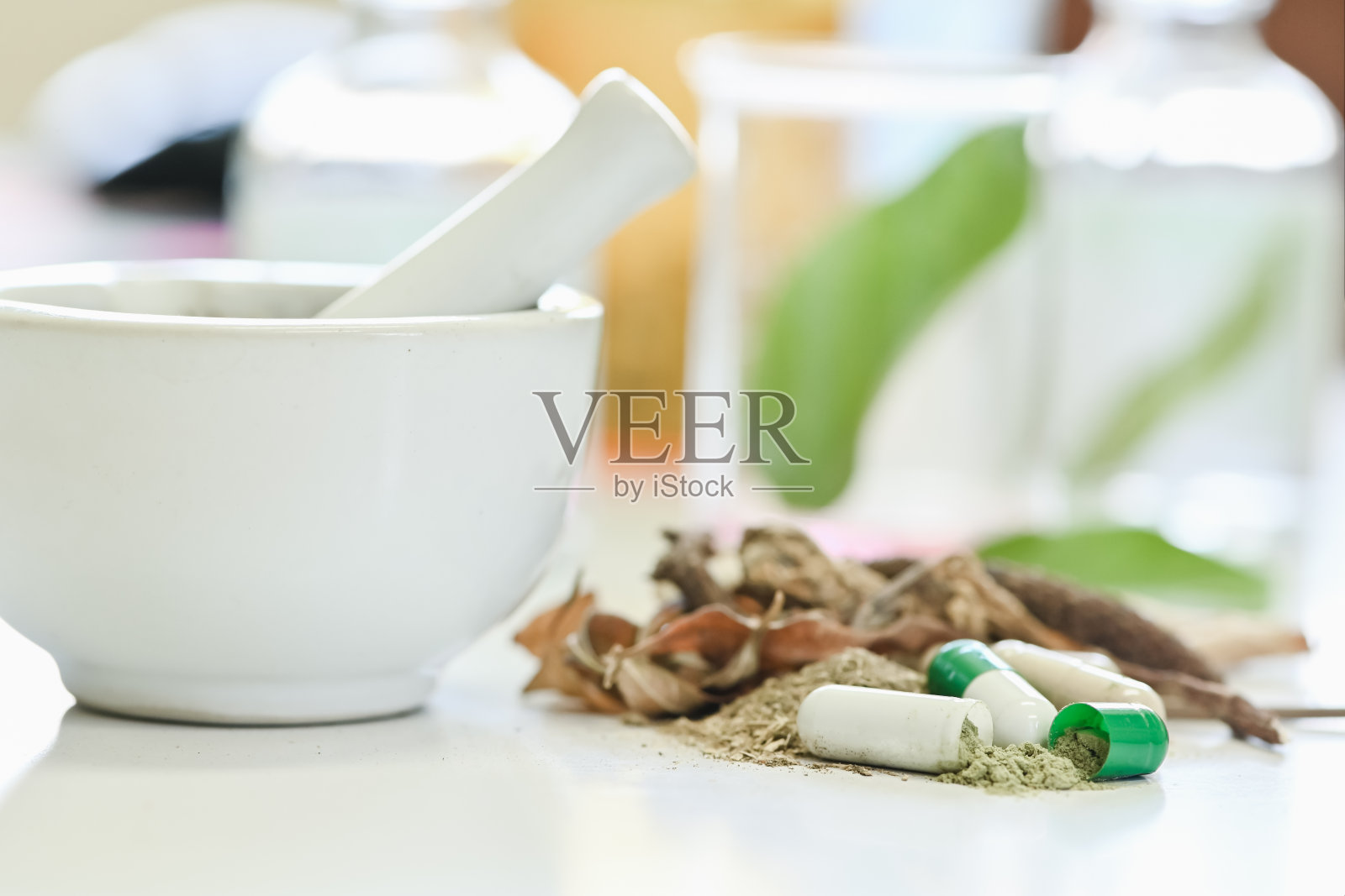 近景草药制作，手工研磨，在研钵中草药照片摄影图片