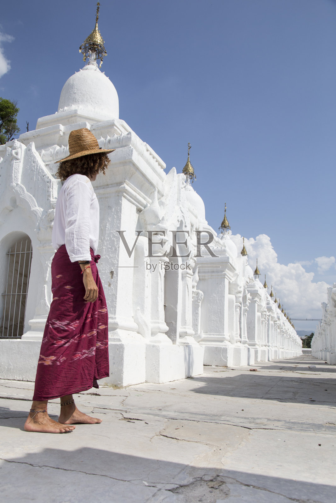 一位穿着缅甸传统服饰的年轻男子，在缅甸的Kuthoday宝塔照片摄影图片