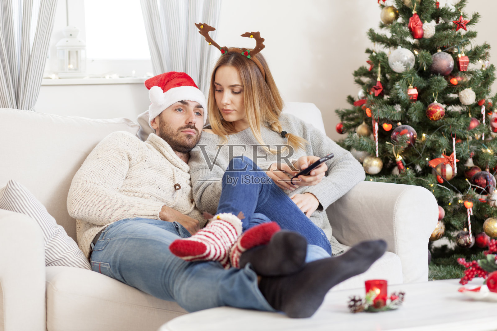 情侣在平安夜看电视照片摄影图片