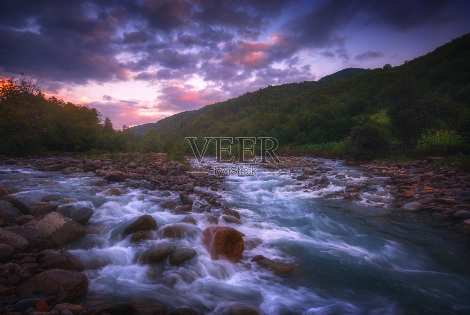 美丽的日出越过湍急的山河照片摄影图片