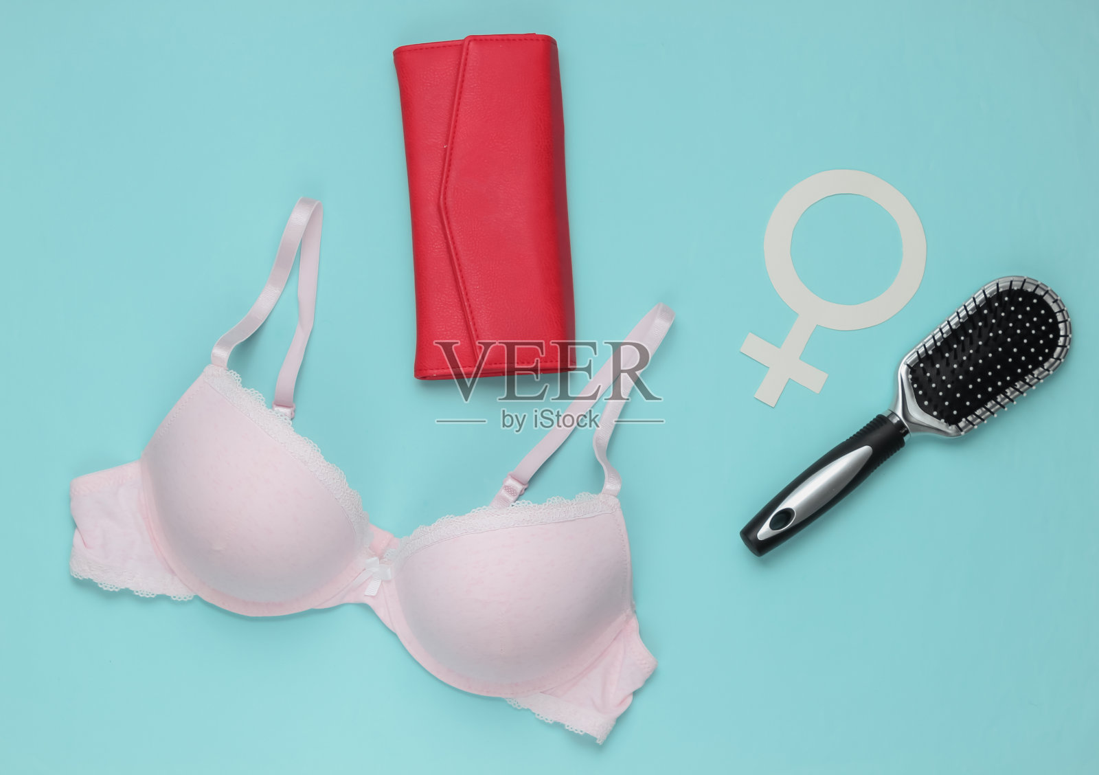 蓝色背景上的文胸和女性休闲配饰。俯视女性装束。时尚女装。平铺，顶视图。照片摄影图片