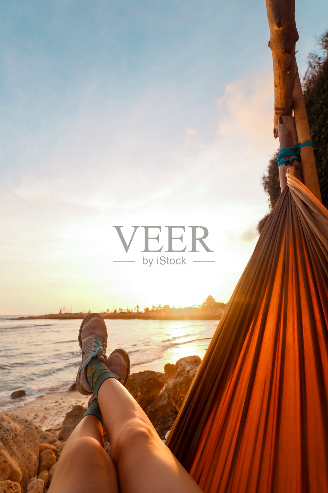 在吊床上欣赏日落照片摄影图片